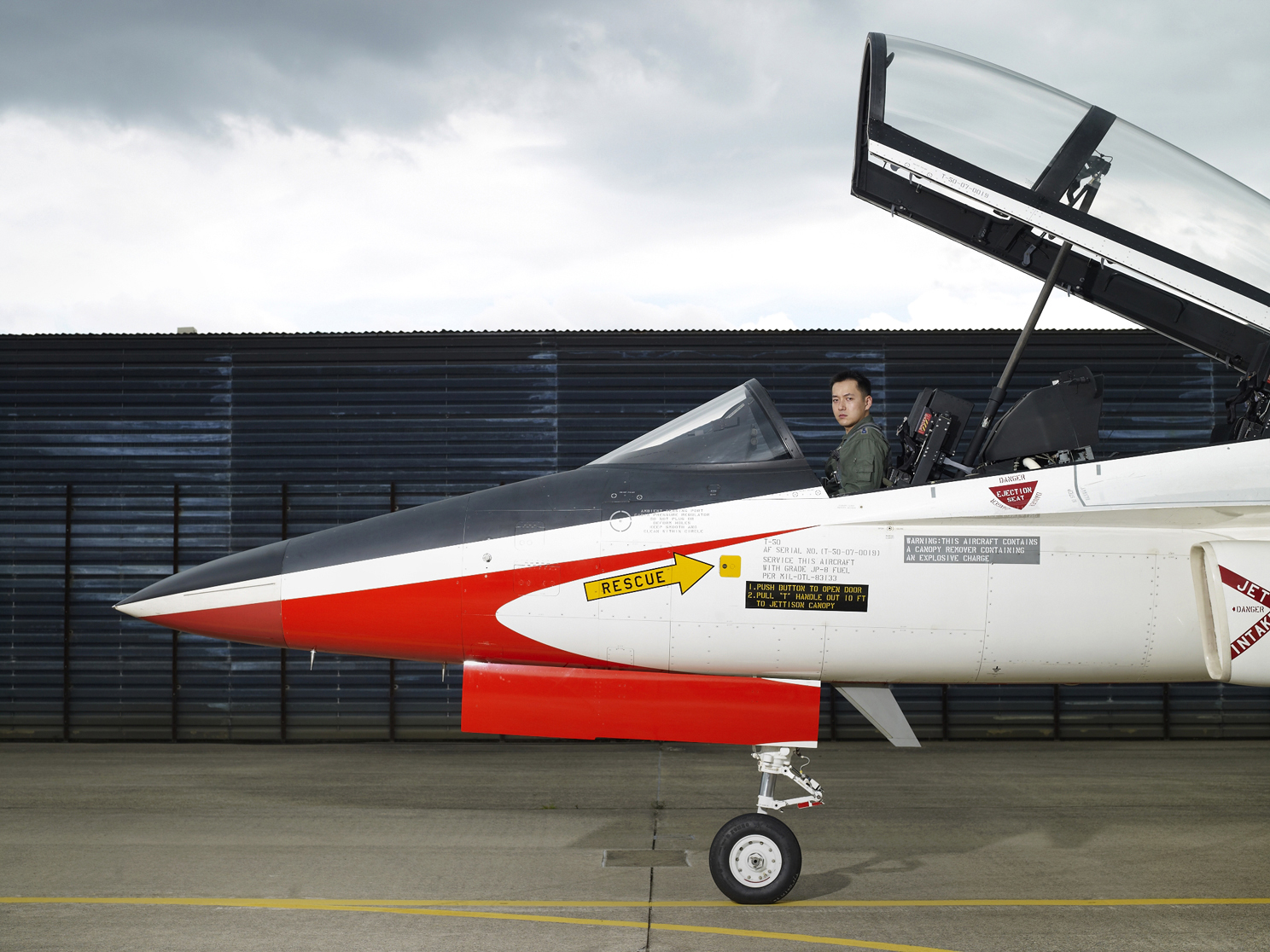 15 T-50A 고등훈련기 조종사, Archival Ink-jet Print, 123x164cm, 2011