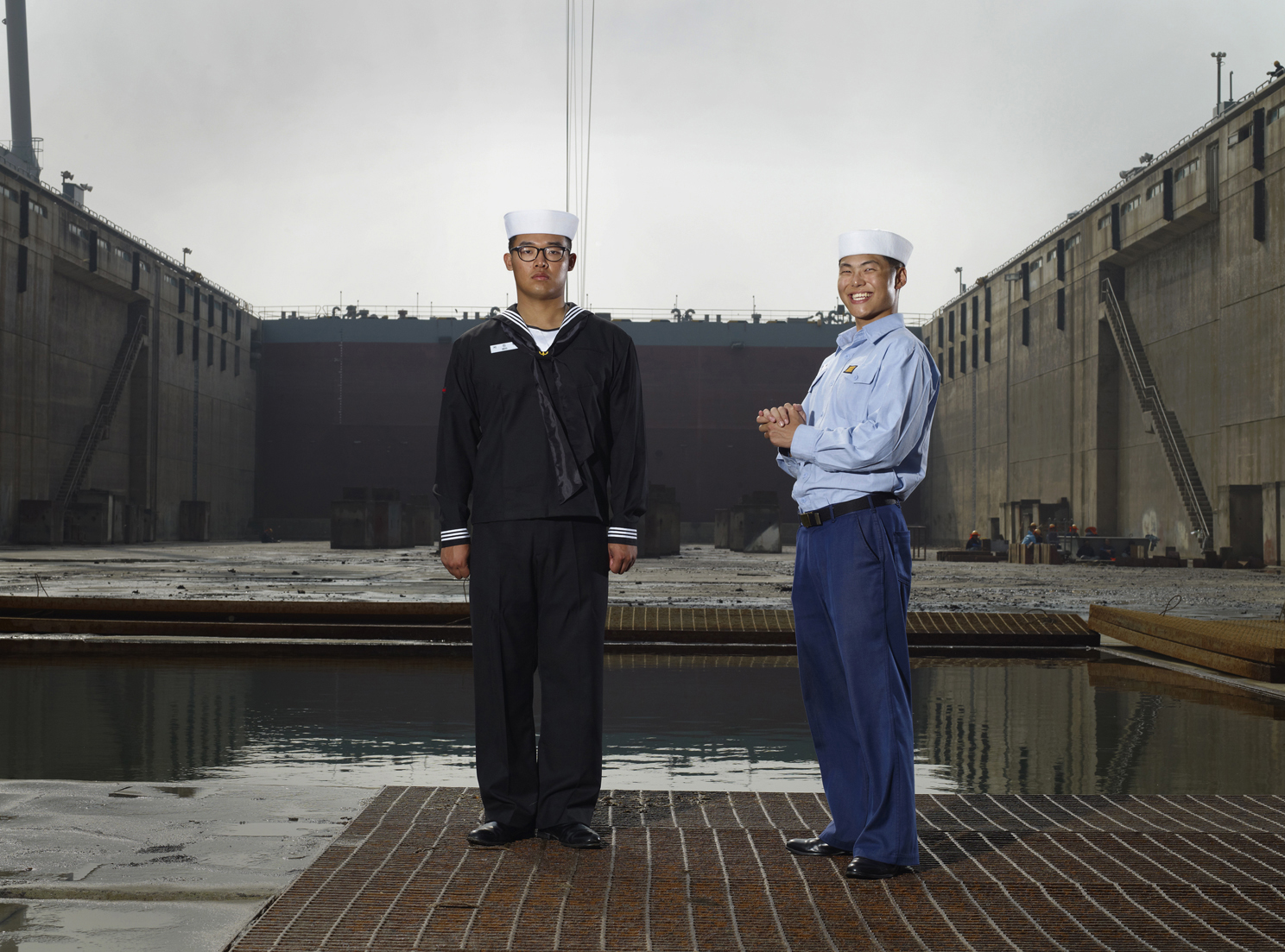 16 웃고 있는 병장과 차렷한 이병, Archival Ink-jet Print, 123x164cm, 2010