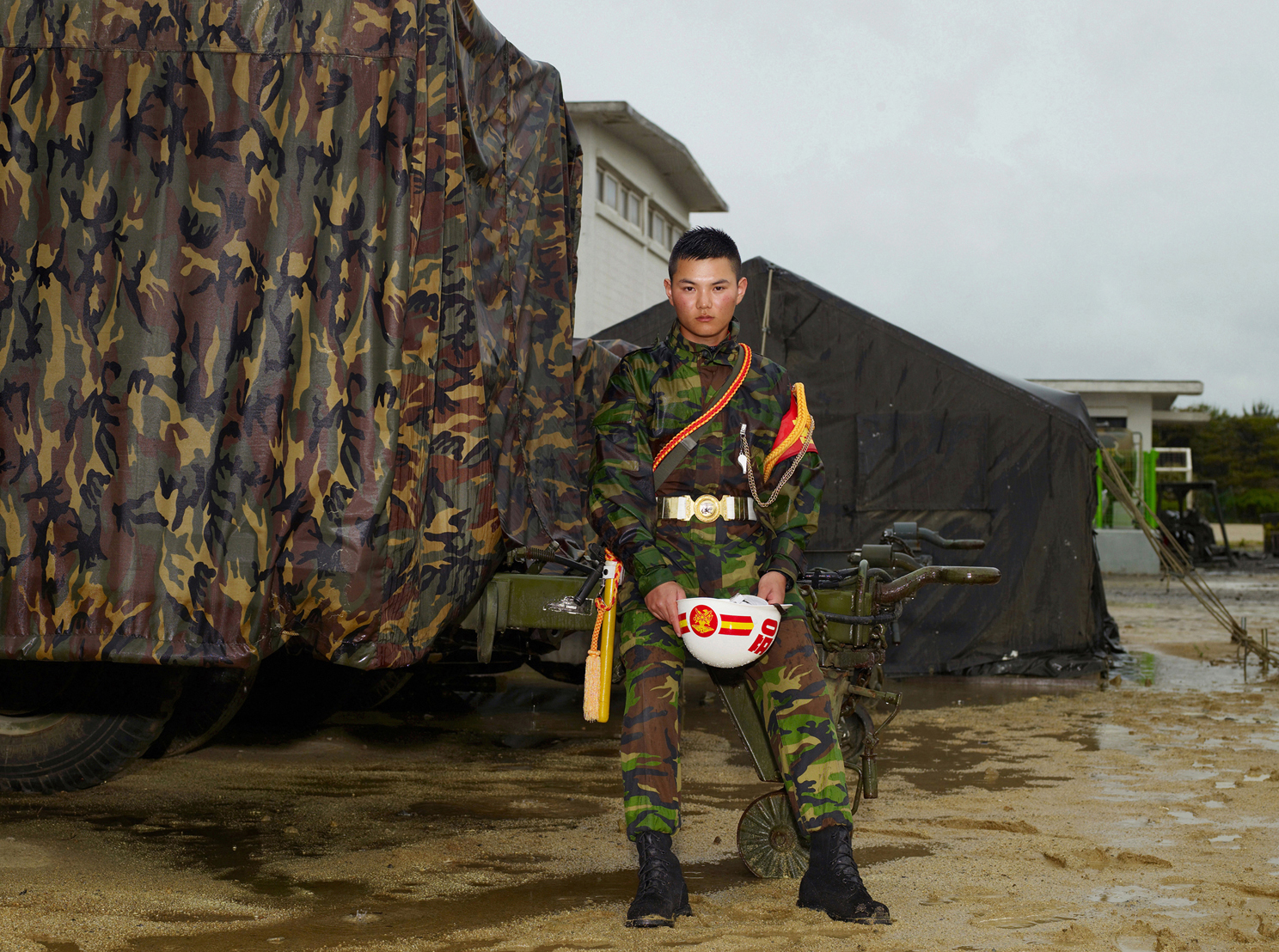 18 비를 맞으며 앉아있는 어린 헌병, Archival Ink-jet Print, 104x138cm, 2010