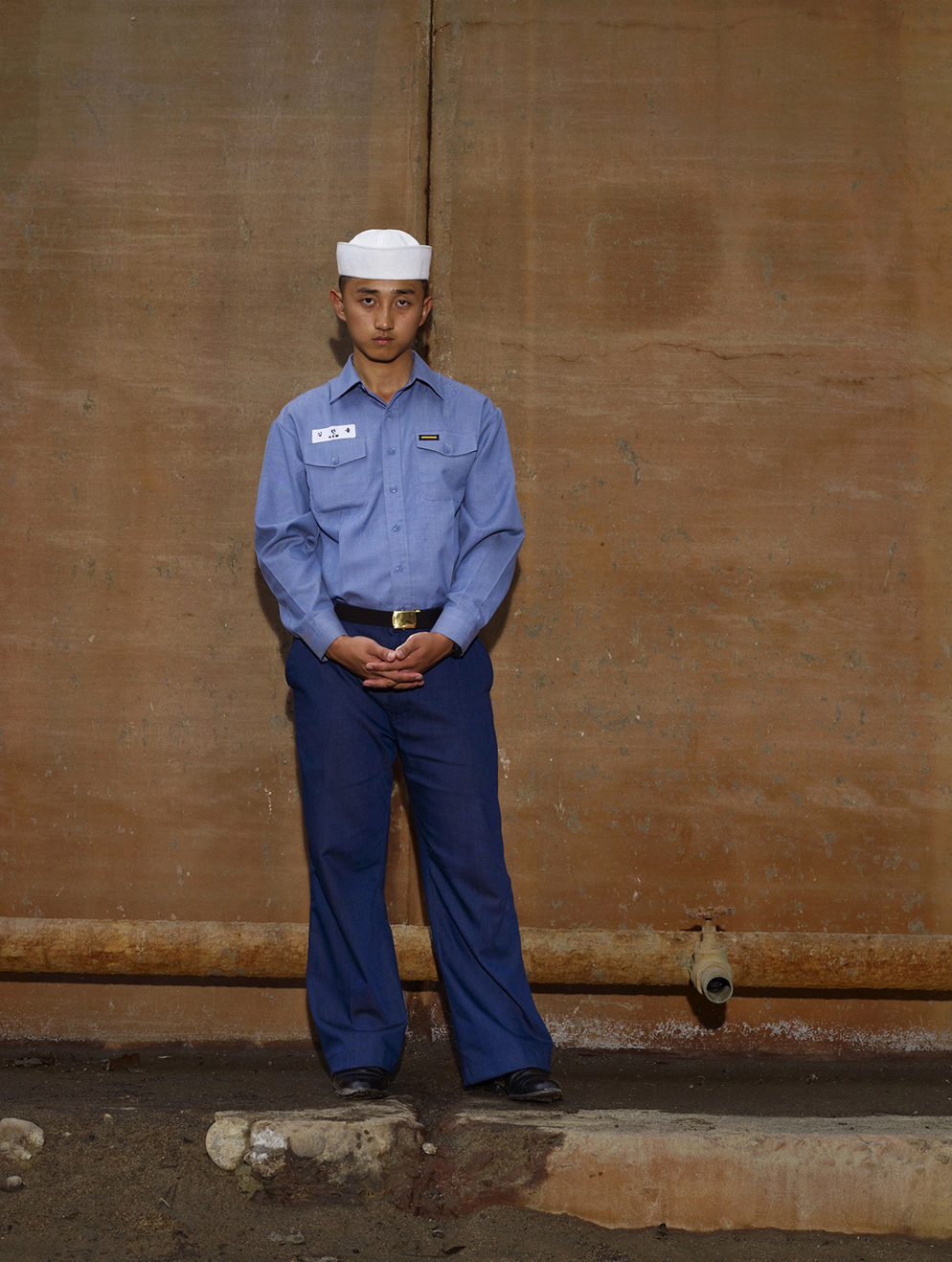 19 붉은 벽 앞에선 해군, Archival Ink-jet Print, 104x78cm, 2010