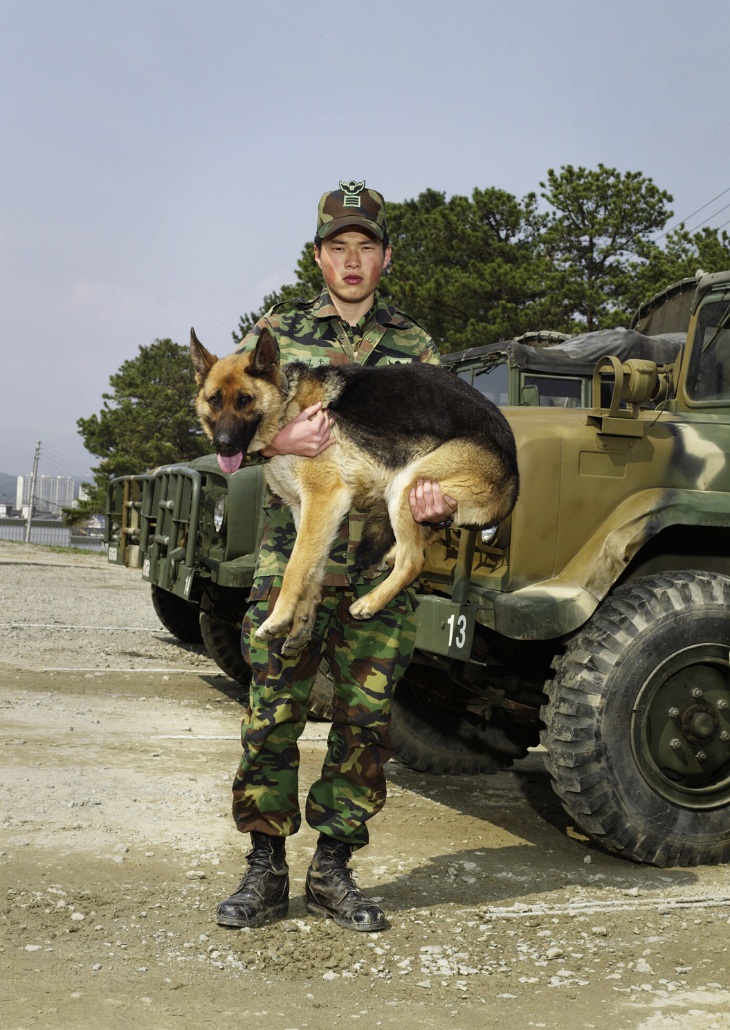 2 군견을 안고 있는 상병, Archival Ink-jet Print, 104x78cm, 2010