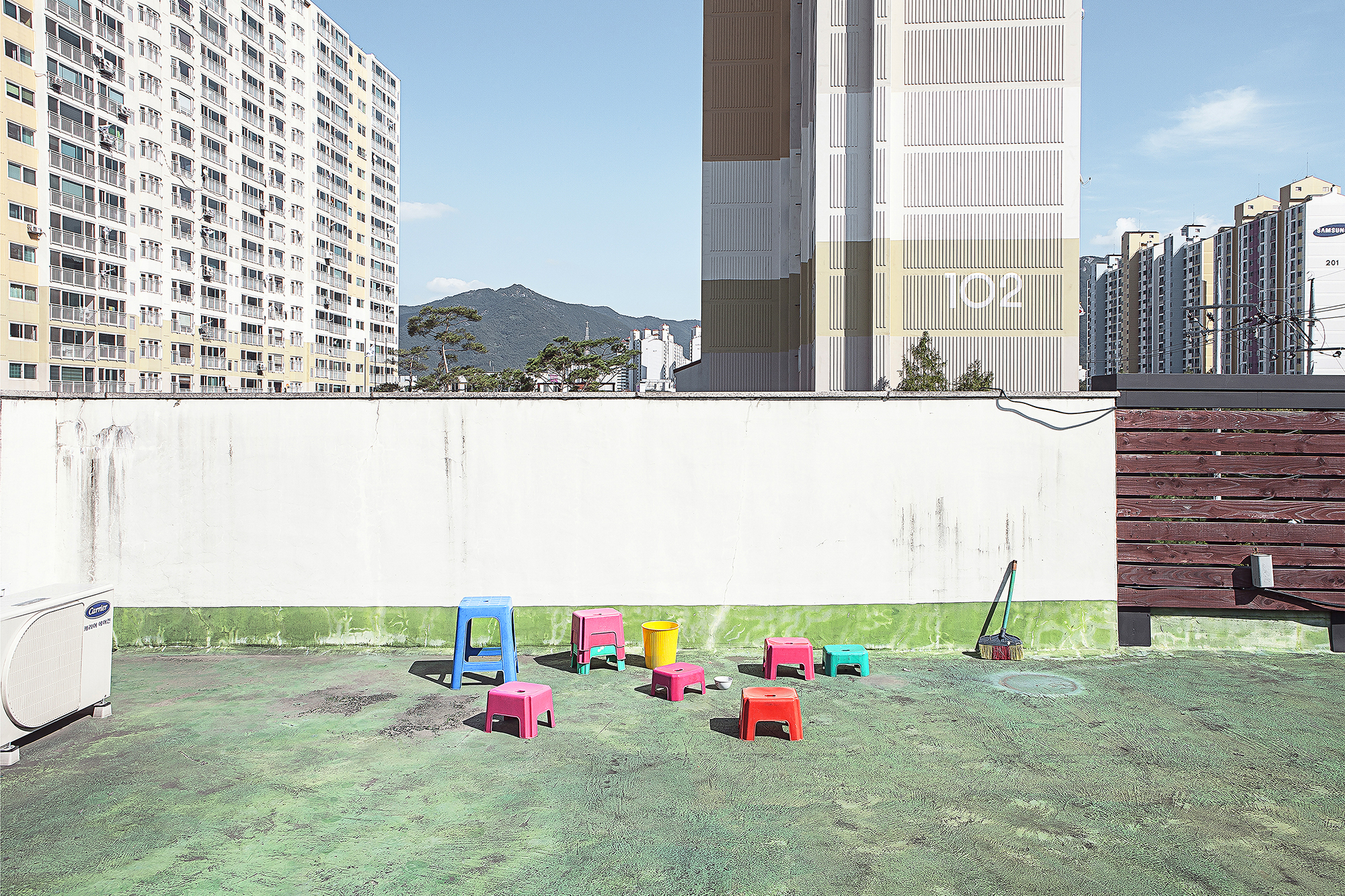 25 From the Series BATTLEFIELD_chapter 2 Field Training_Roger that, 환풍기 바람을 쐬며 휴식 중인 의자들, 2012