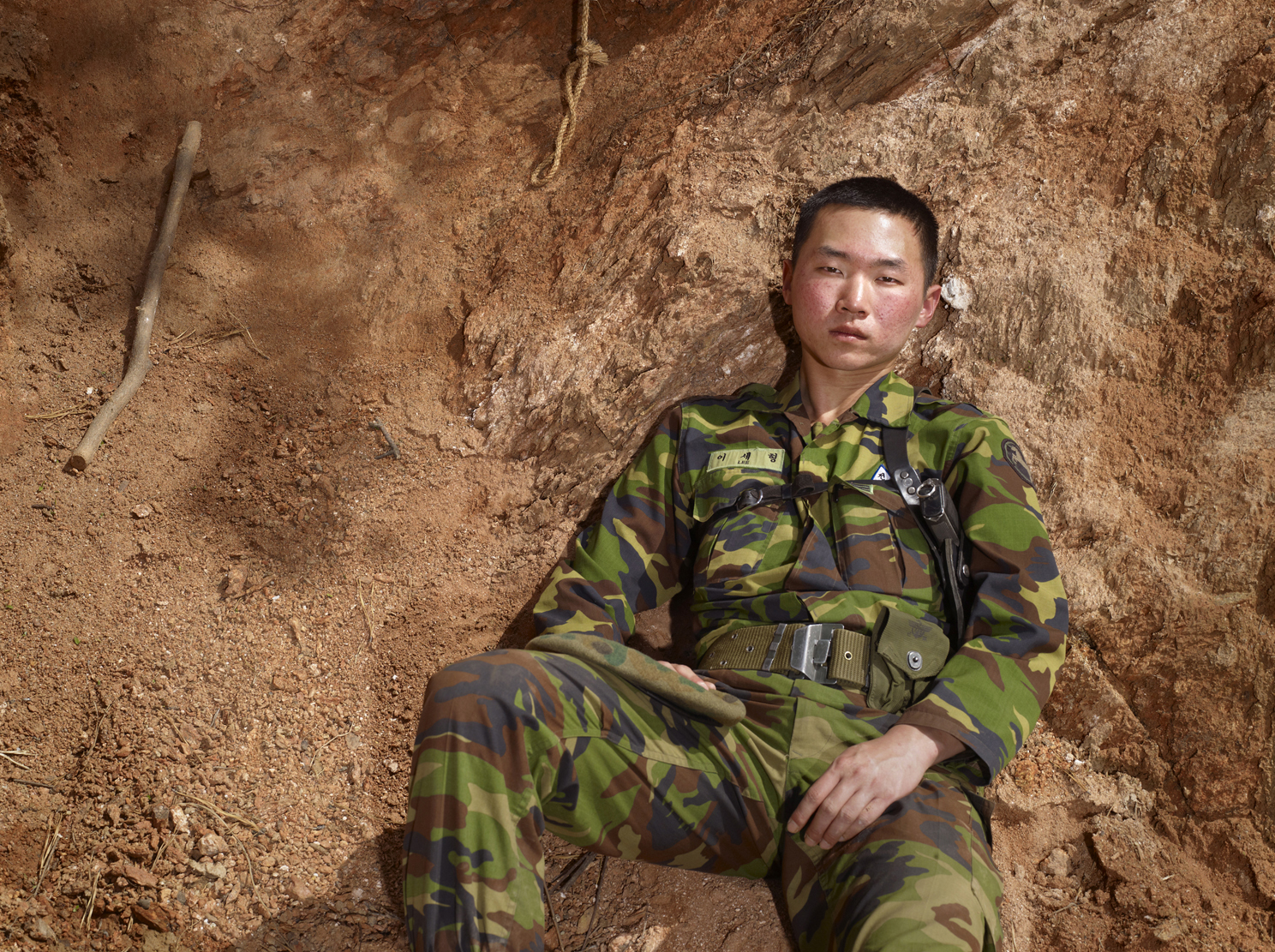 3 붉은 황토위의 상병, Archival Ink-jet Print,  114x152cm, 2010