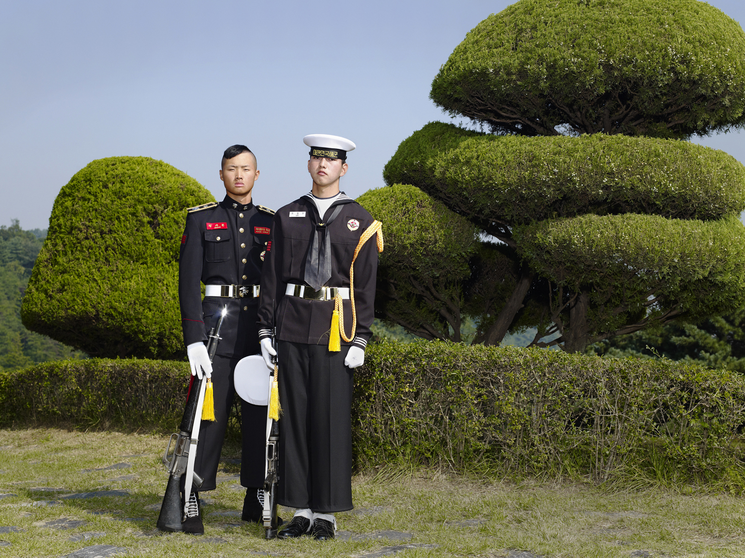 5 검은 예복을 입은 두명의 의장대, Archival Ink-jet Print, 114x152cm, 2010