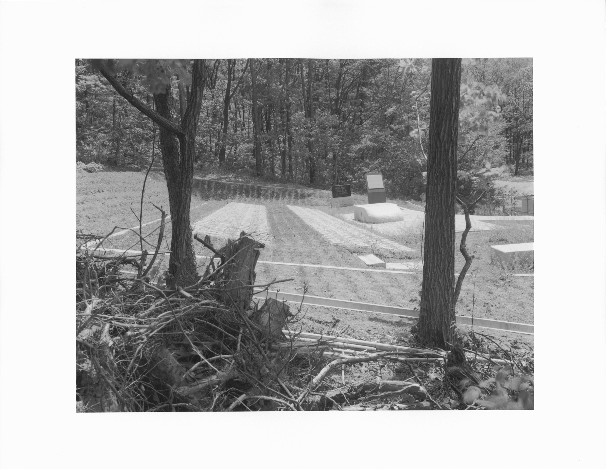 6 인천 강화군 길상면 온수리 강화지역 민간인 희생자 추모비, Gelatin Silver Print, 70x80cm, 2012