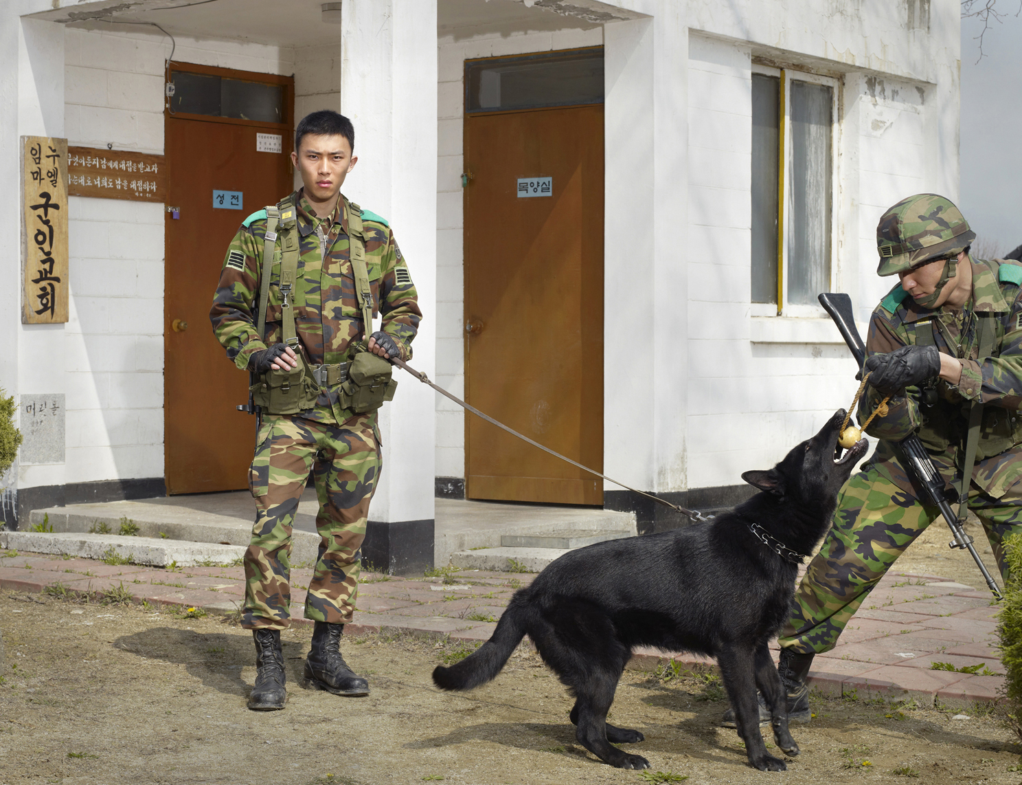 7 임마누엘 군인교회 앞 병사와 군견, Archival Ink-jet Print, 114x152cm, 2010