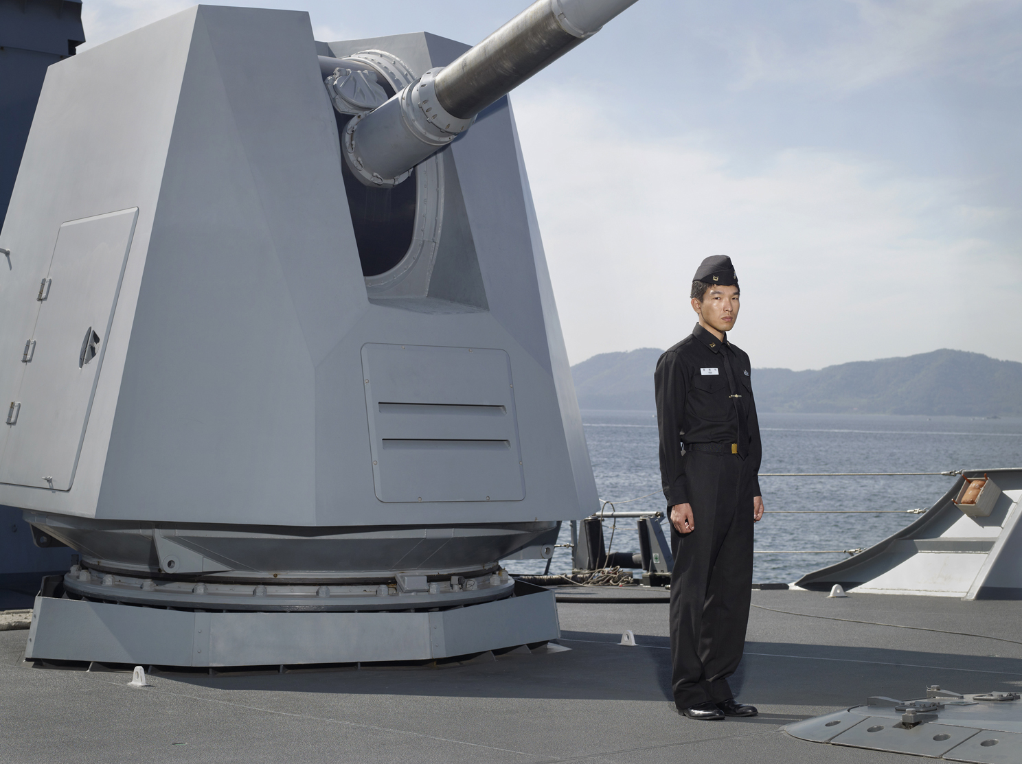 8 127mm 함포 앞에 서있는 해군, Archival Ink-jet Print, 123x164cm, 2010