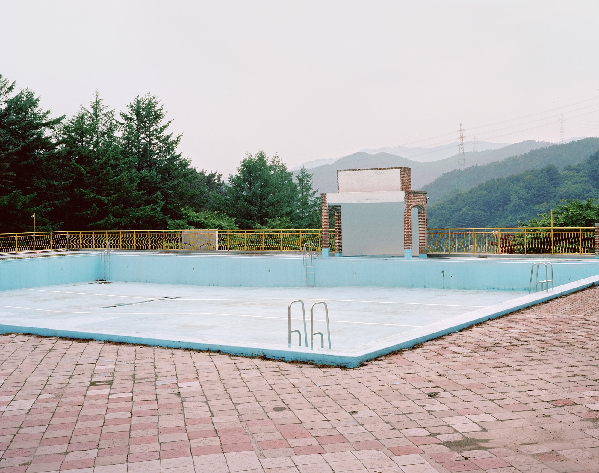 13 Commercial Landscapes, Digital C Print, 74×94cm, 2002-2006