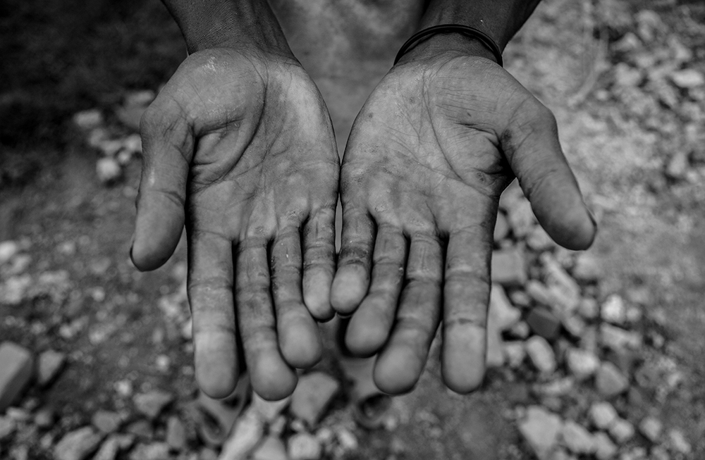 Bricks maker hands48_Pigment print_20x24in_2012