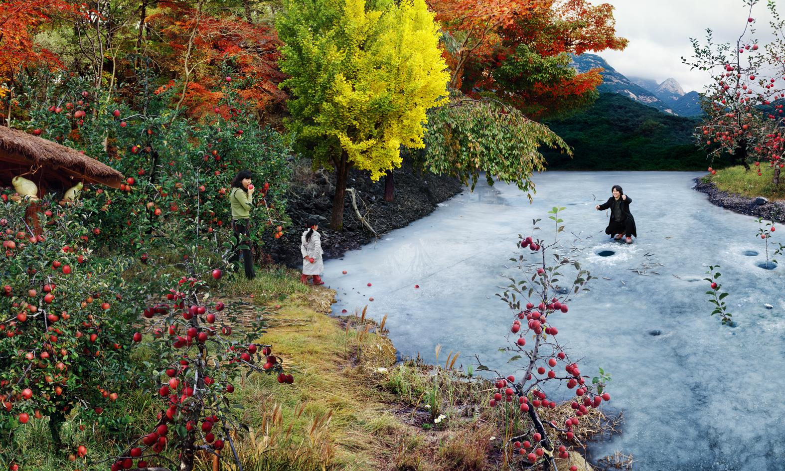 03. Tomorrow- 사과엄마와 빙어아빠와 얼음딸, c-print, 120 x 200cm, 2008
