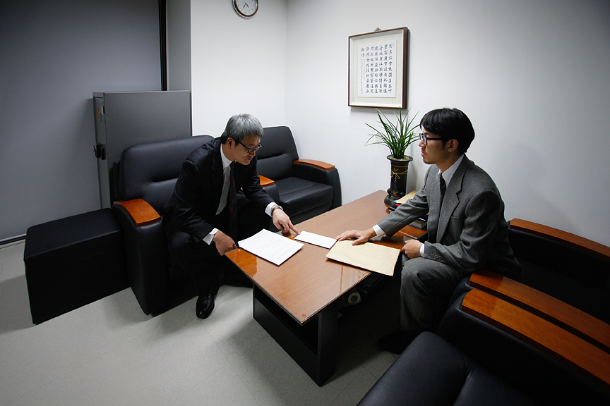 10. 김강사와 T교수, 라이트 젯 프린트, 79x118.5cm, 2013