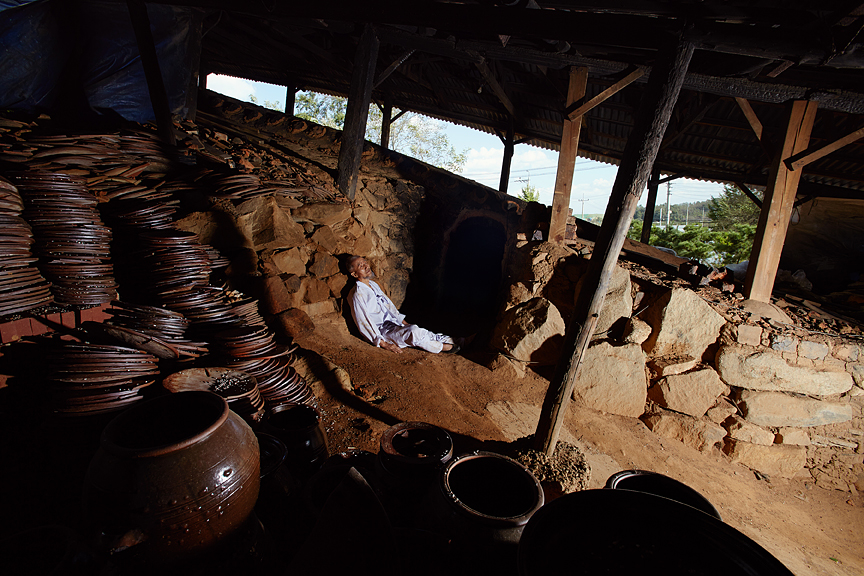 12. 독짓는 늙은이, 라이트 젯 프린트, 79x118.5cm, 2013