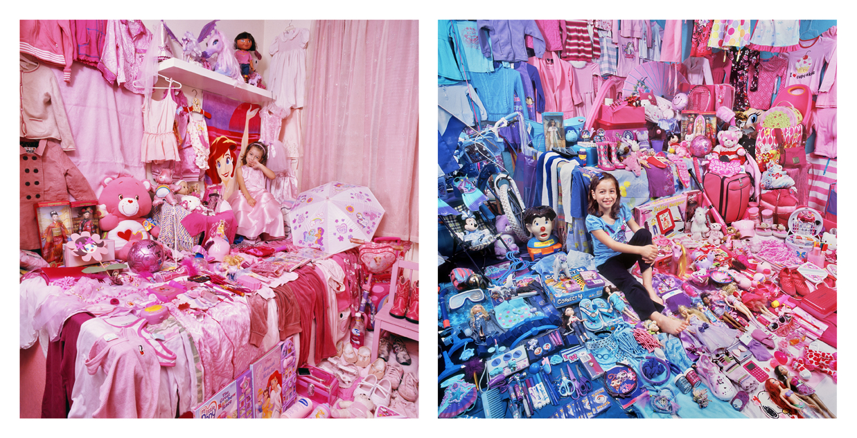 핑크 프로젝트 I - 마이아와 마이아의 핑크색 물건들, 라이트 젯 프린트, 122x122cm, 2006. 핑크 프로젝트 II - 마이아와 마이아의 핑크&파란색 물건들, 라이트 젯 프린트, 122x122cm, 2009