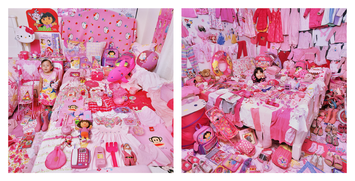 핑크 프로젝트 I - (함)예린이와 예린이의 핑크색 물건들, 라이트 젯 프린트, 76x76cm, 2005. 핑크 프로젝트 II - (함)예린이와 예린이의 핑크색 물건들, 라이트 젯 프린트, 76x76cm, 2009