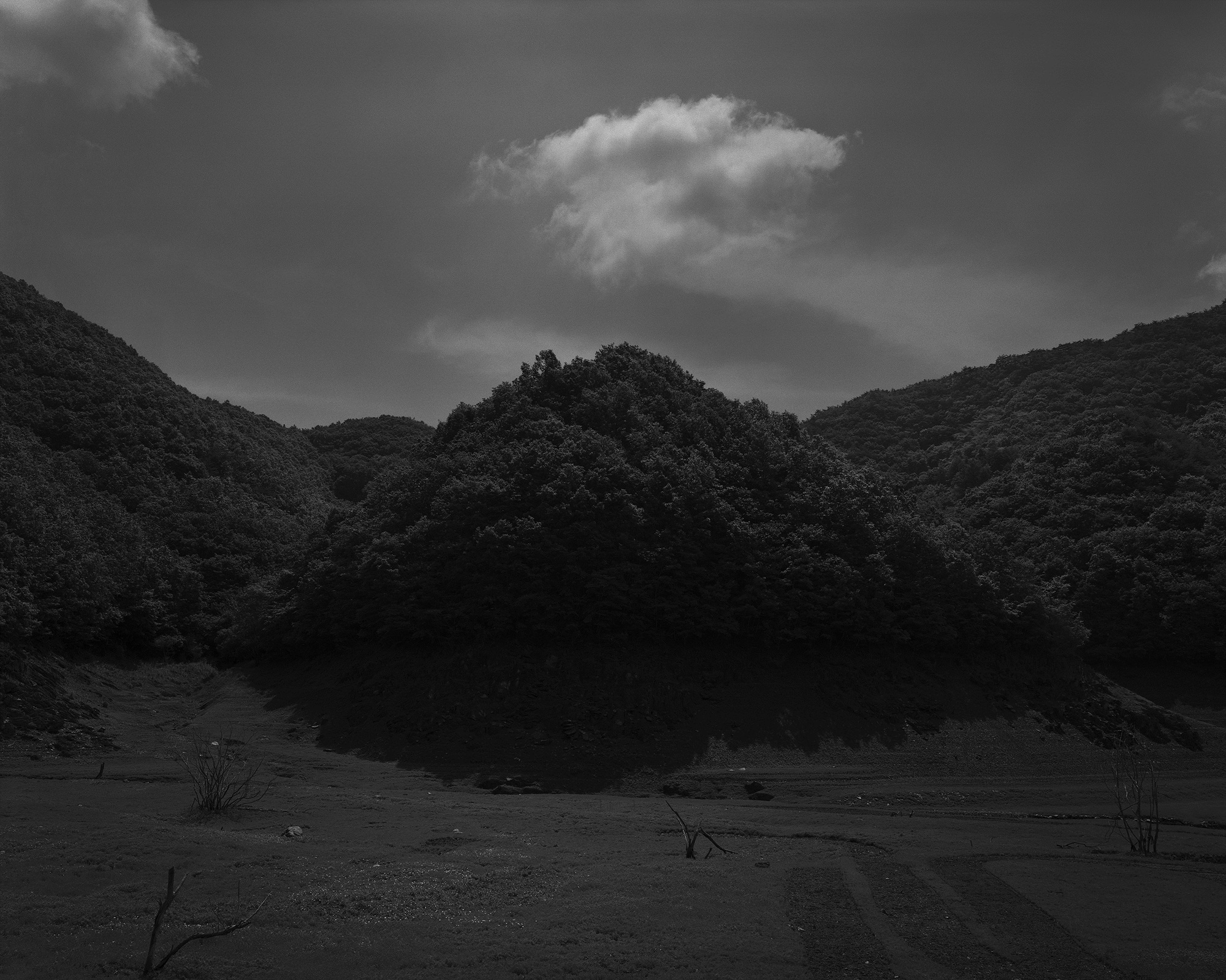 04_The white shaded backyard_Chungju_Archival Pigment Print_131.25 x 105 cm_Gun Young Lee_2008