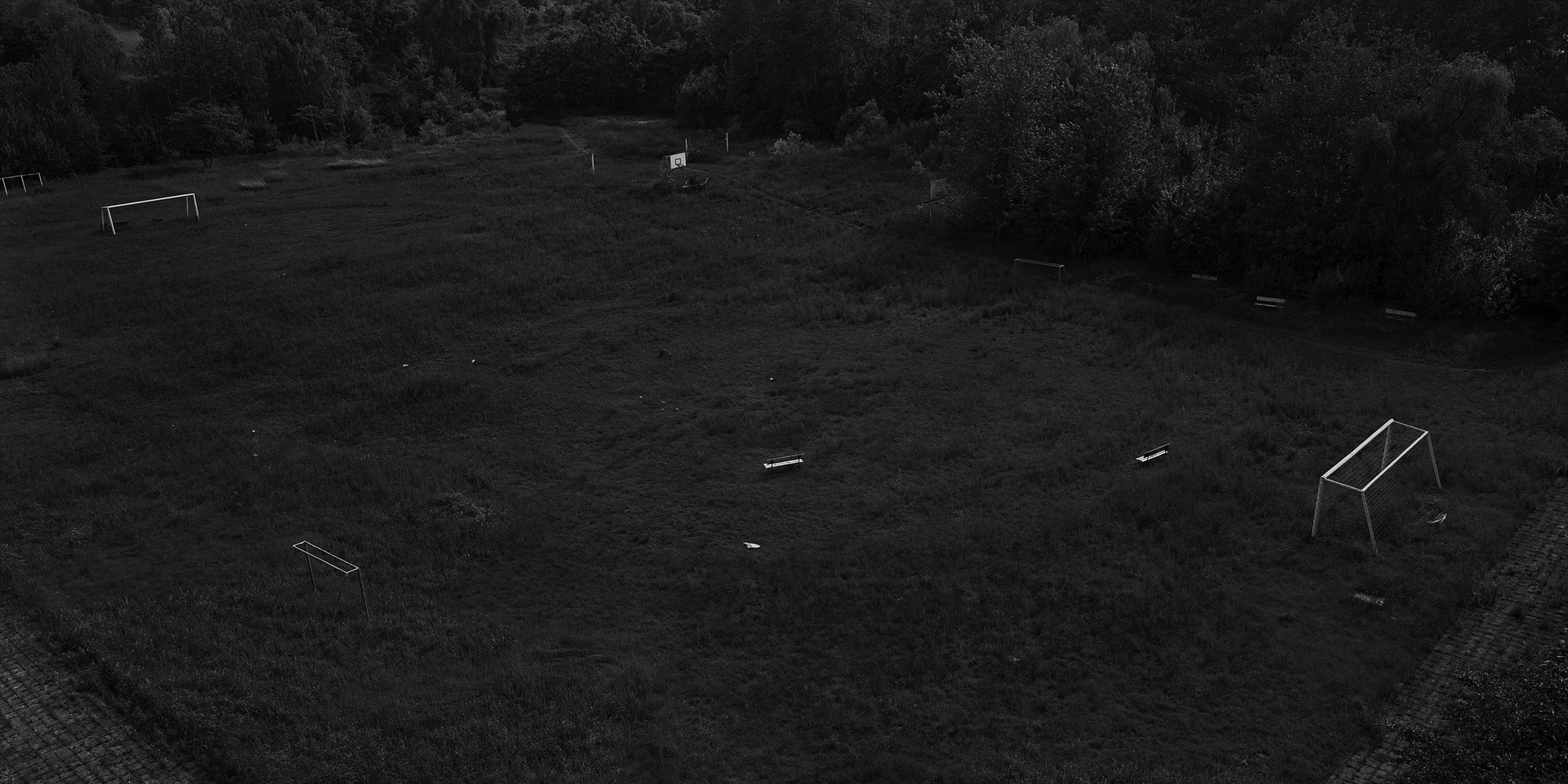 05_The white shaded backyard_Daejeon_Archival Pigment Print_200 x 100 cm_Gun Young Lee_2008