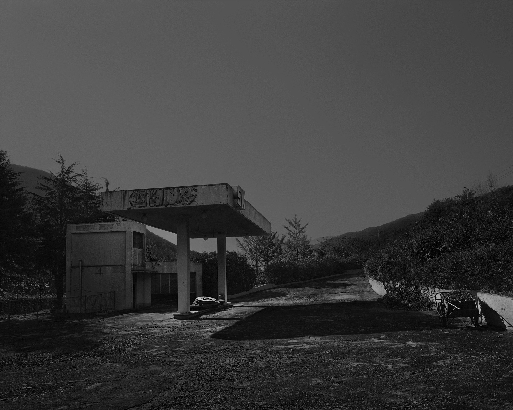 13_The white shaded backyard_Jirisan_Archival Pigment Print_131.25 x 105 cm_Gun Young Lee_2010