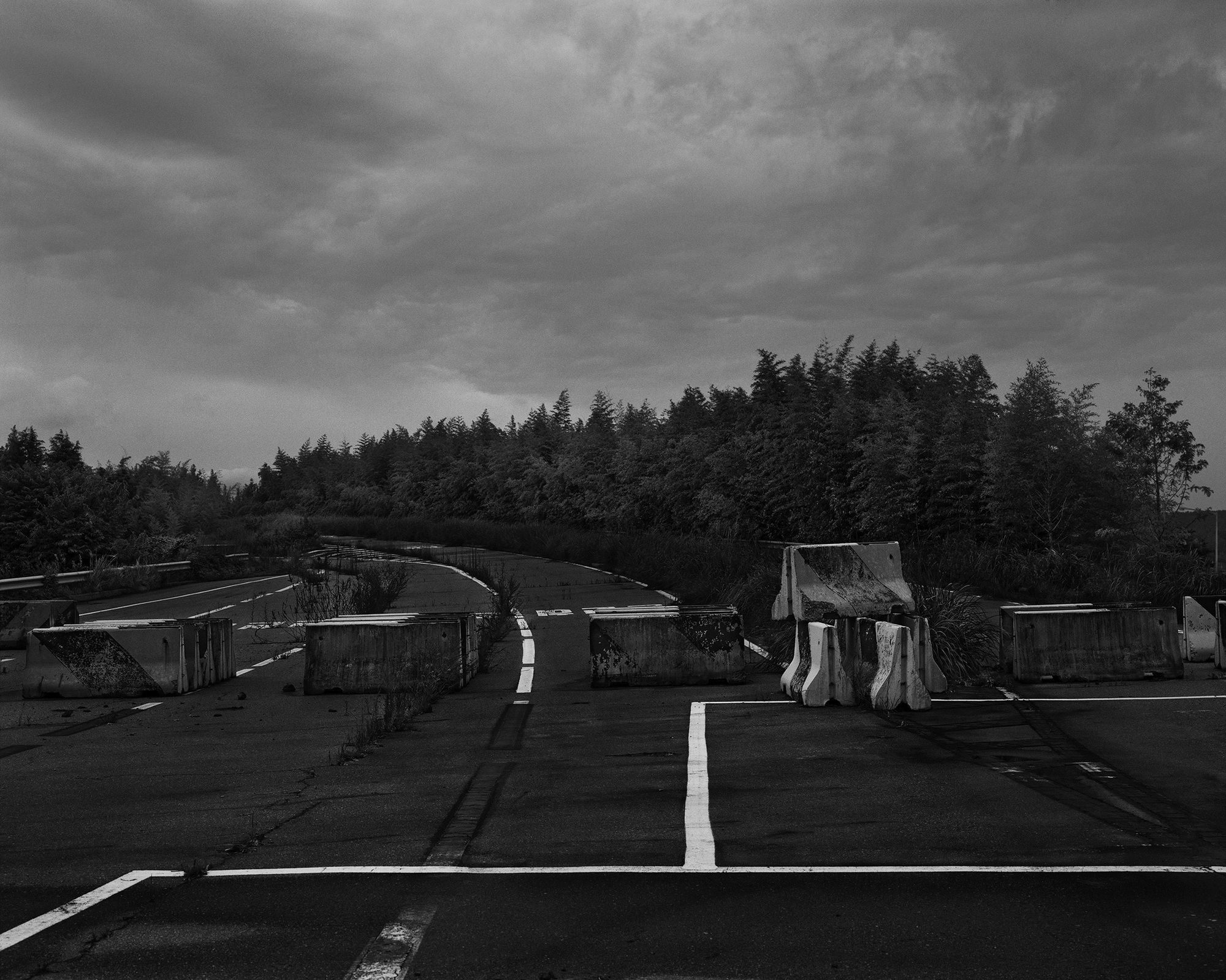 14_The white shaded backyard_Danyang_Archival Pigment Print_180 x 144 cm_Gun Young Lee_2011