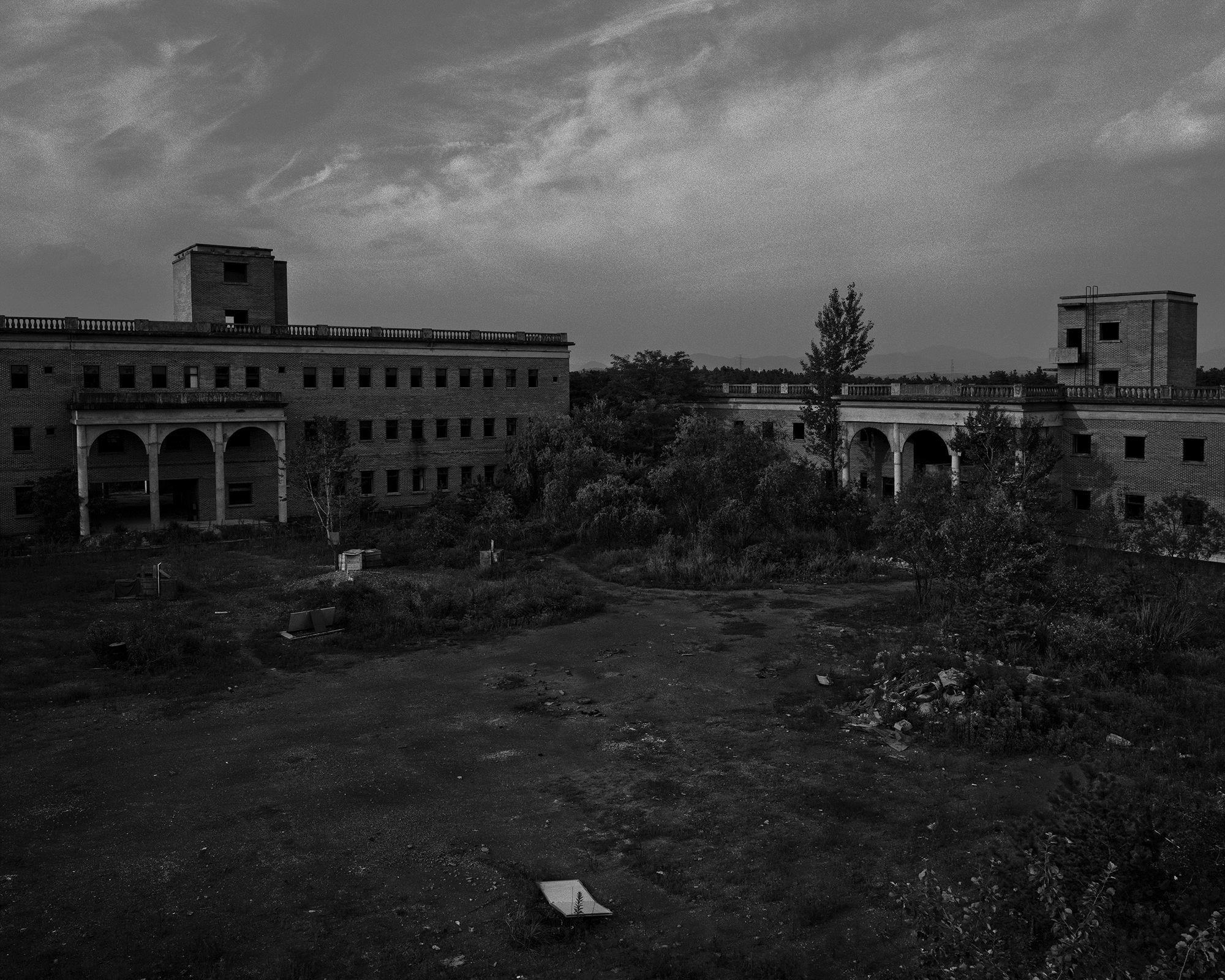 21_The white shaded backyard_Yeongcheon_Archival Pigment Print_131.25 x 105 cm_Gun Young Lee_2012