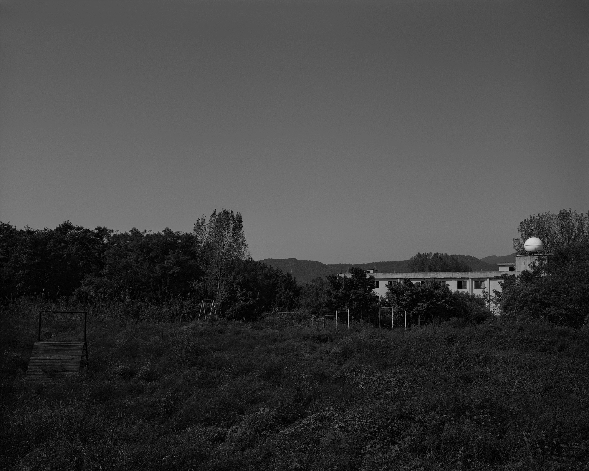 22_The white shade in backyard_Daejeon_Archival Pigment Print_131.25 x 105 cm_Gun Young Lee_2008