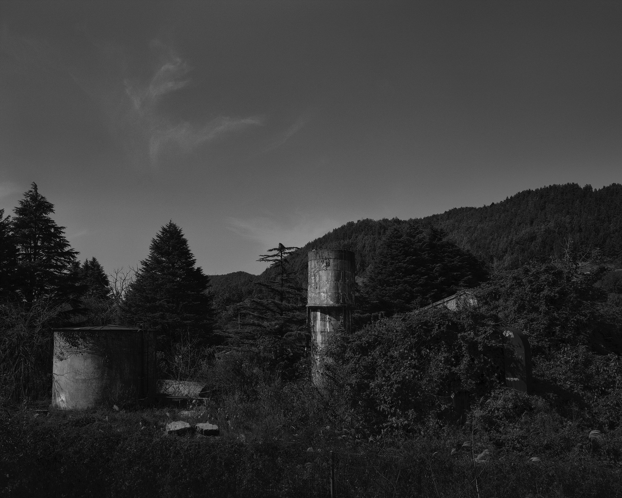 23_The white shaded backyard_Muju_Archival Pigment Print_131.25 x 105 cm_Gun Young Lee_2011