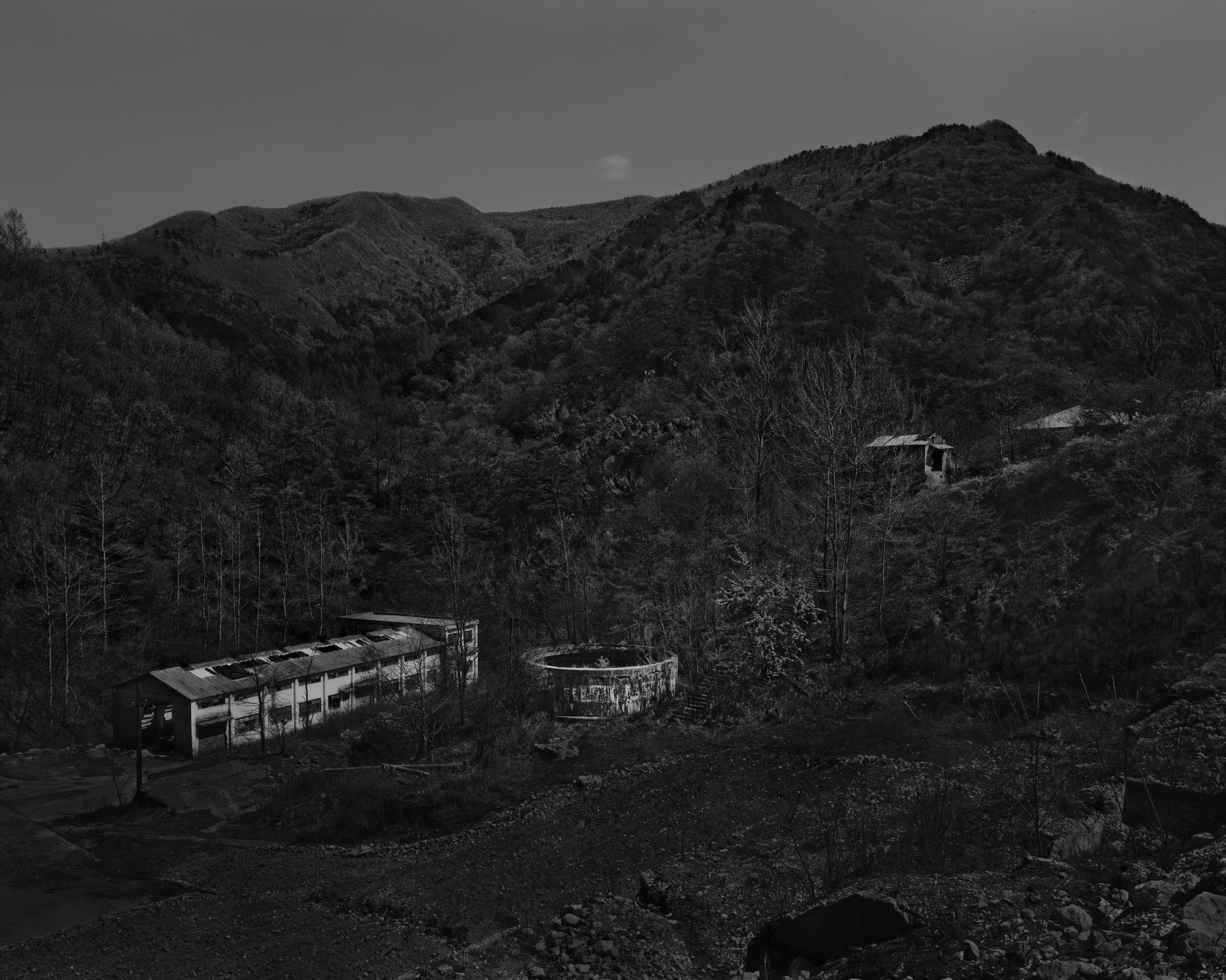 24_The white shaded backyard_Sangdong_Archival Pigment Print_131.25 x 105 cm_Gun Young Lee_2012