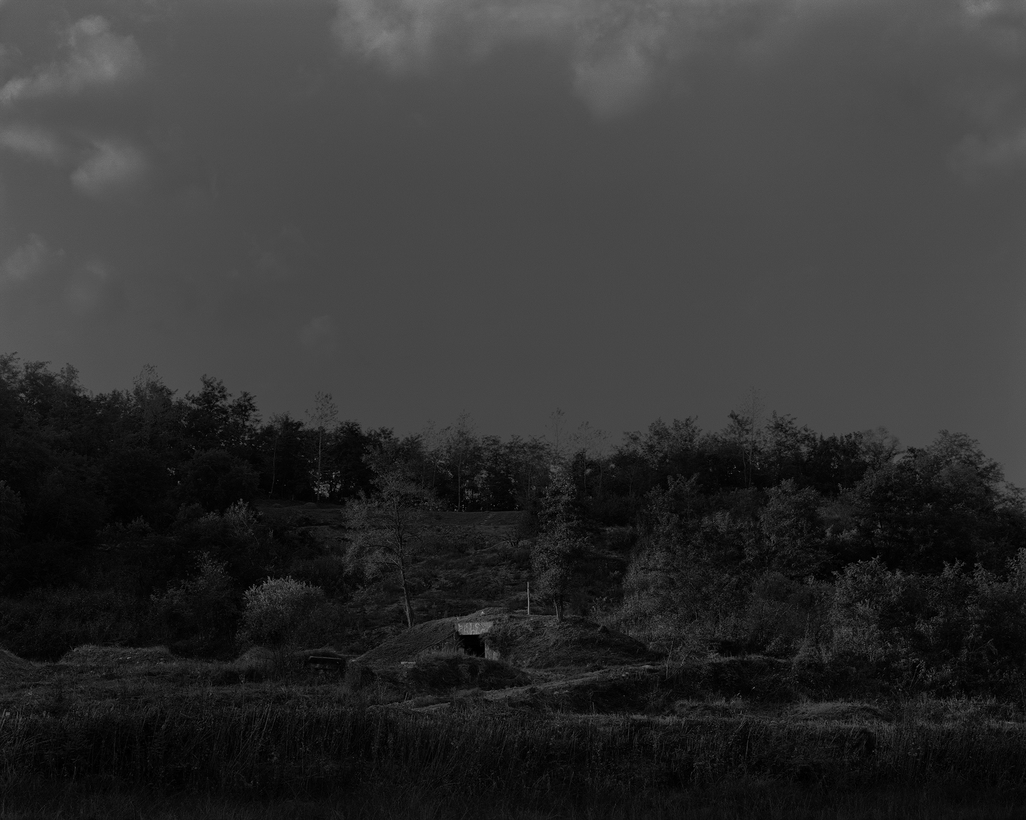 25_The white shade in backyard_Chulwon_Archival Pigment Print_131.25 x 105 cm_Gun Young Lee_2009