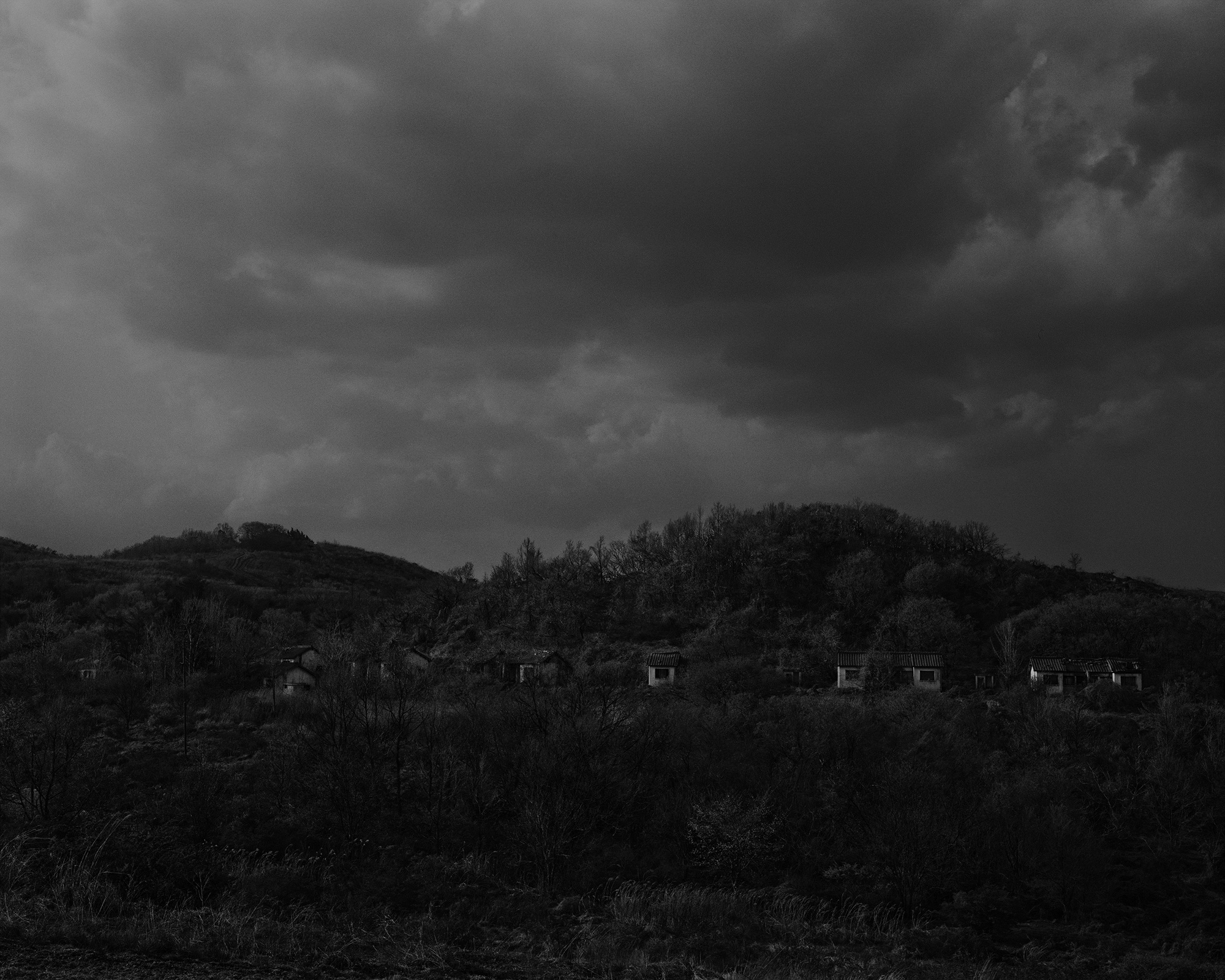 29_The white shade in backyard_Gyeongju_Archival Pigment Print_131.25 x 105 cm_Gun Young Lee_2013