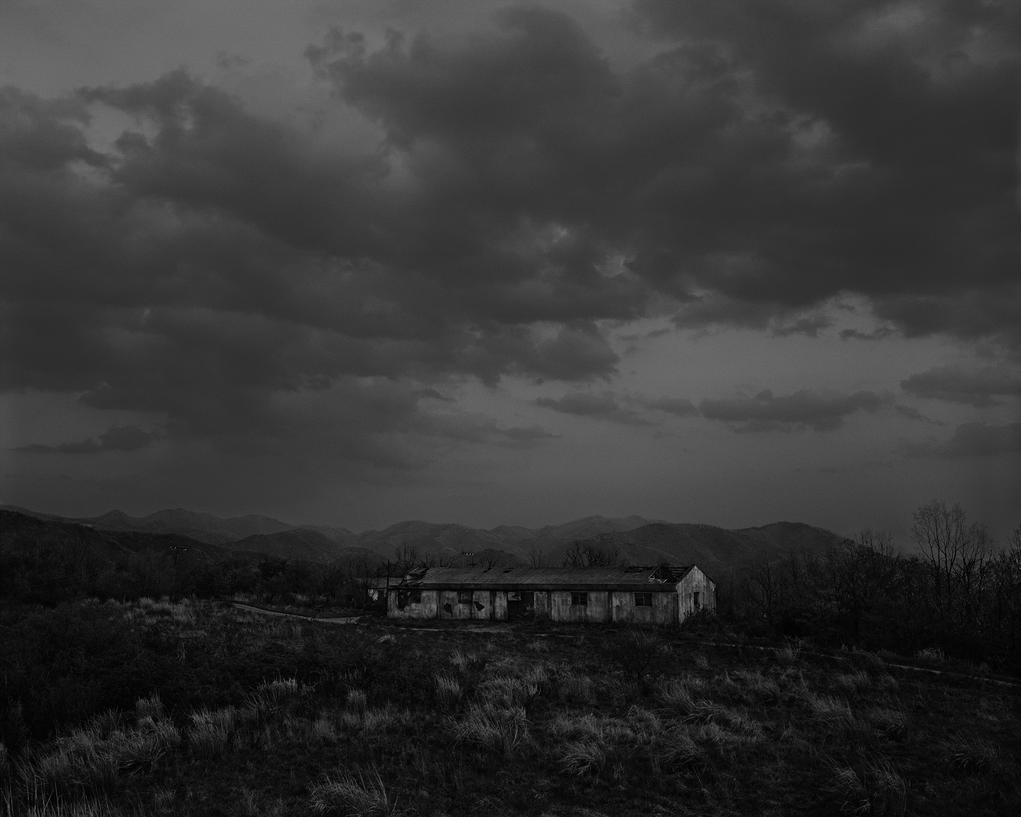 30_The white shade in backyard_Gyeongju_Archival Pigment Print_131.25 x 105 cm_Gun Young Lee_2013