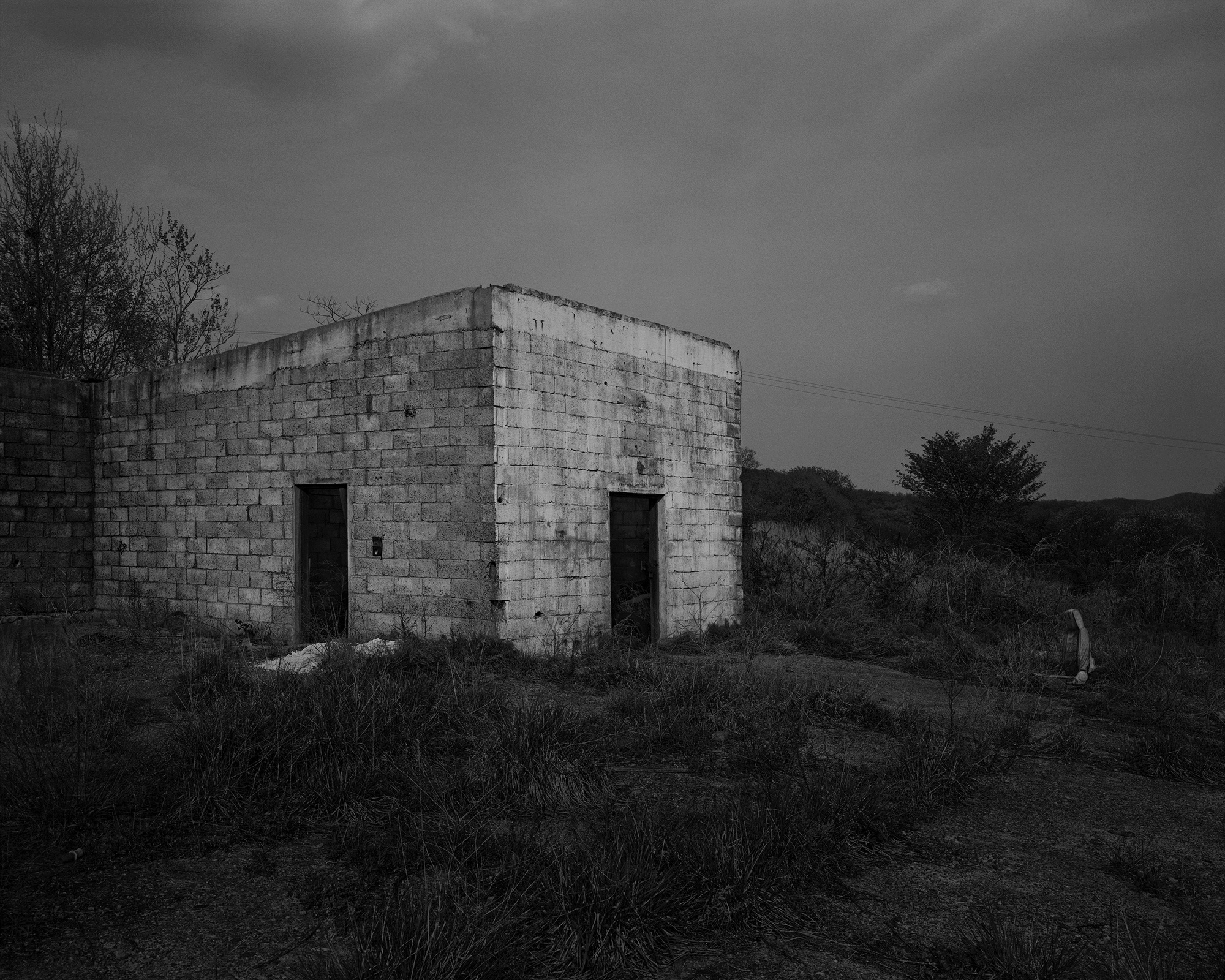 37_The white shaded backyard_Gyeongju_Archival Pigment Print_70 x 56 cm_Gun Young Lee_2013