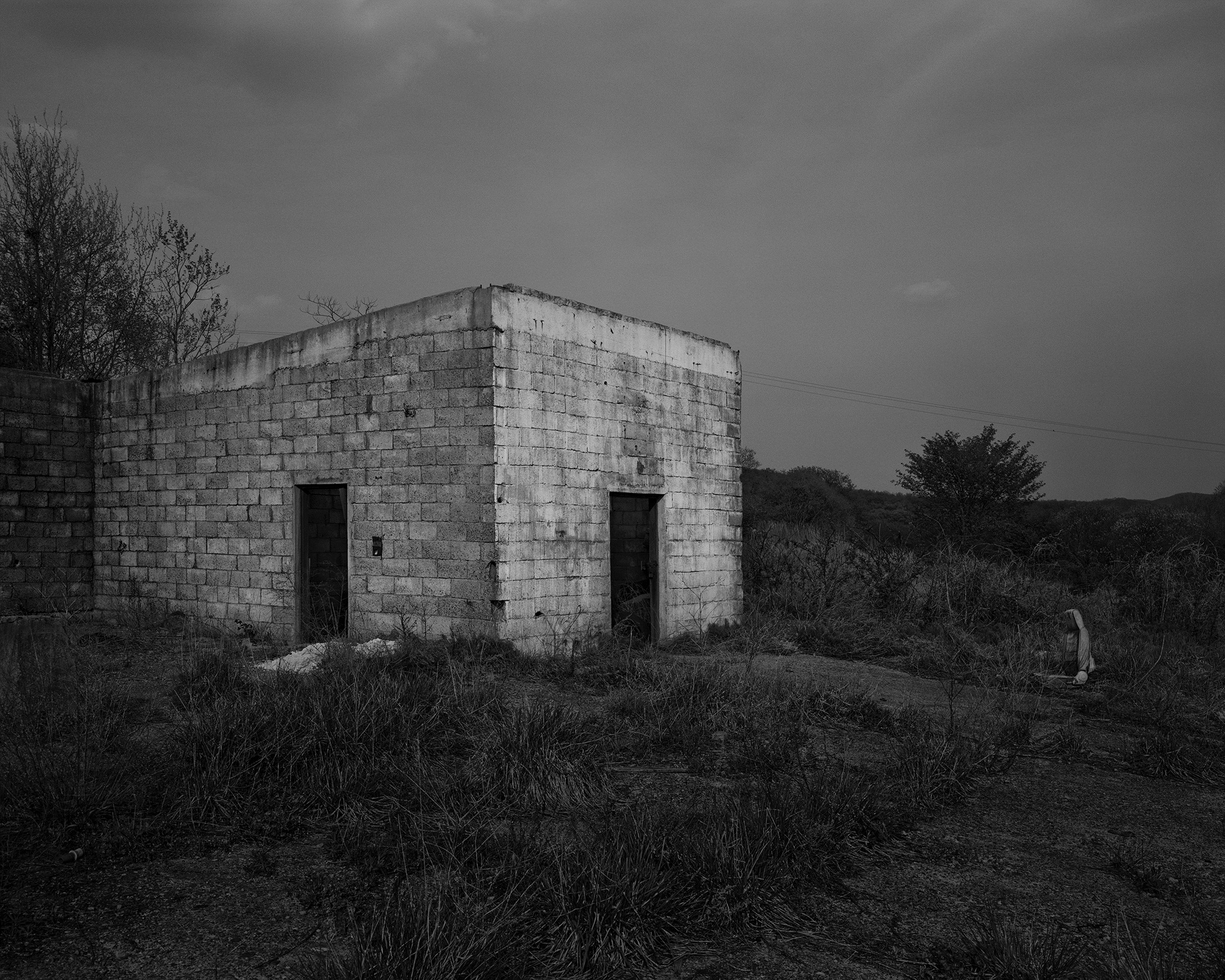 37_The white shaded backyard_Gyeongju_Archival Pigment Print_70 x 56 cm_Gun Young Lee_2013