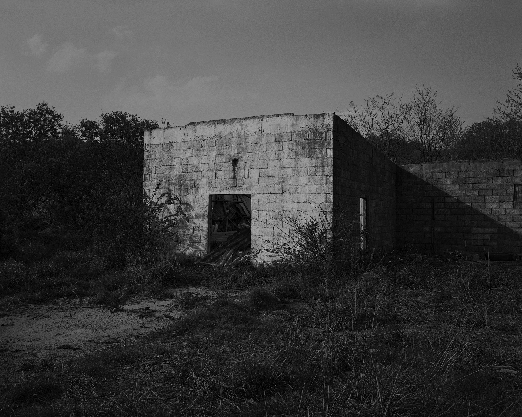 38_The white shaded backyard_Gyeongju_Archival Pigment Print_70 x 56 cm_Gun Young Lee_2013