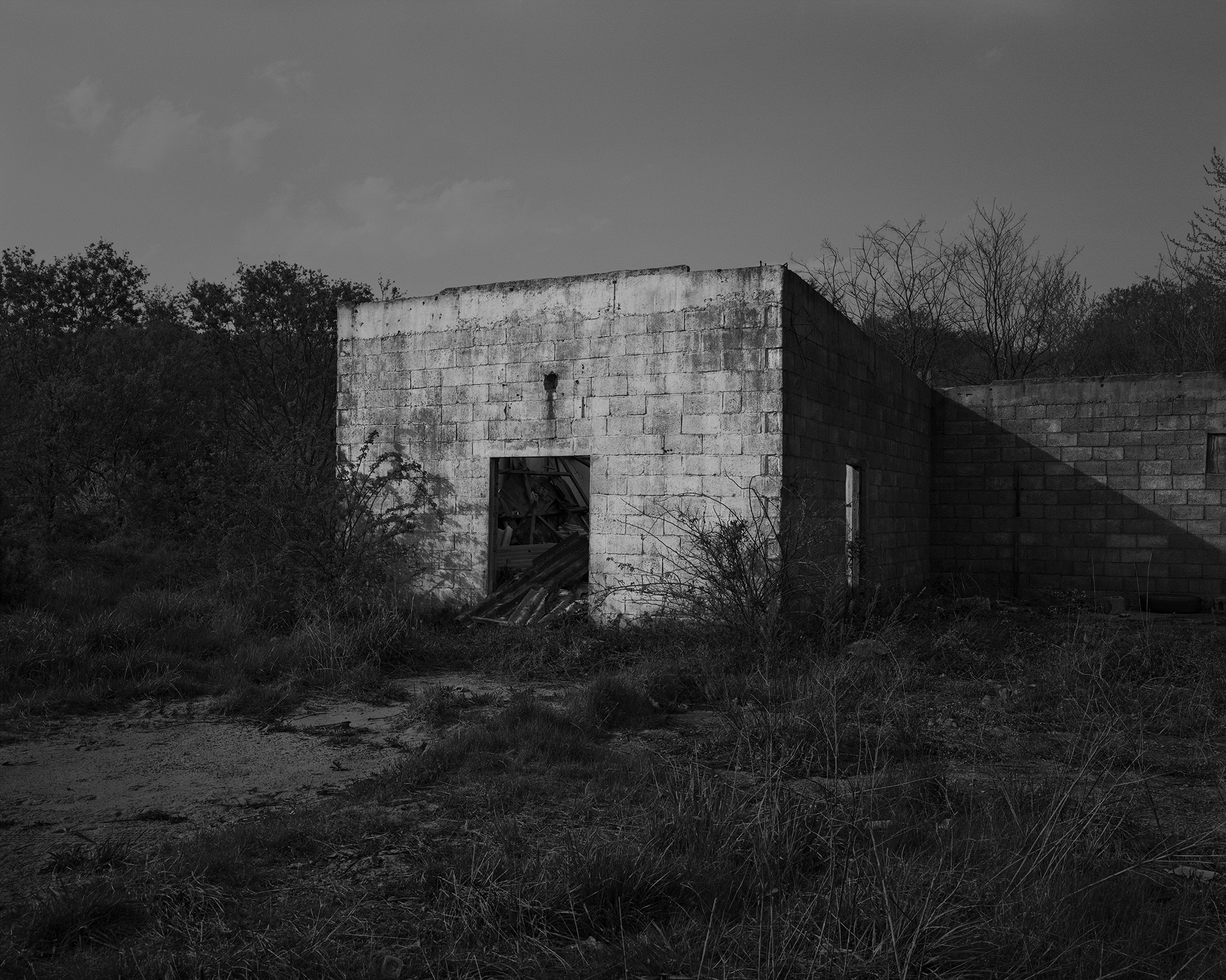 38_The white shaded backyard_Gyeongju_Archival Pigment Print_70 x 56 cm_Gun Young Lee_2013