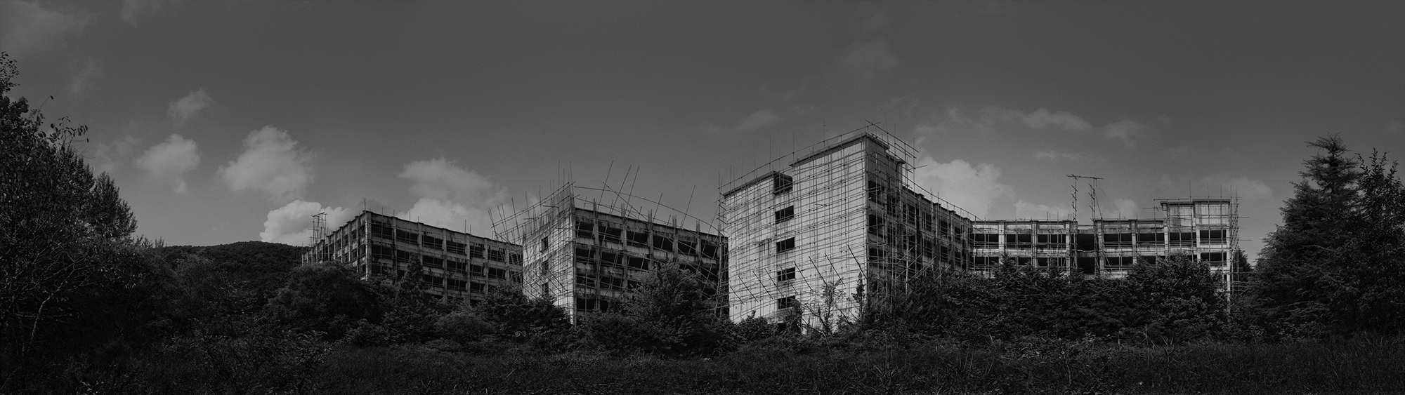 45_The white shaded backyard_Gwangju_Archival Pigment Print_350 x 100 cm_Gun Young Lee_2012