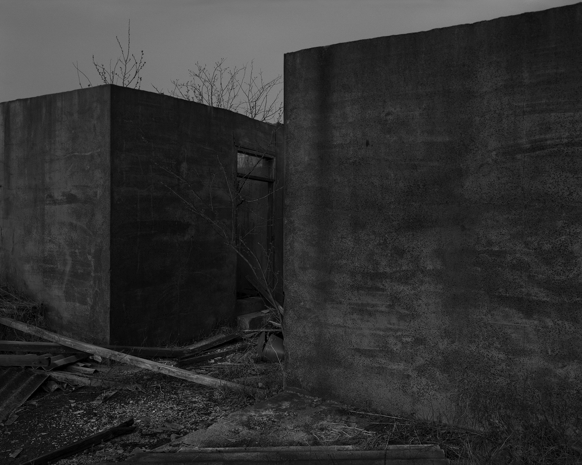 46_The white shaded backyard_Gyeongju_Archival Pigment Print_70 x 56 cm_Gun Young Lee_2013