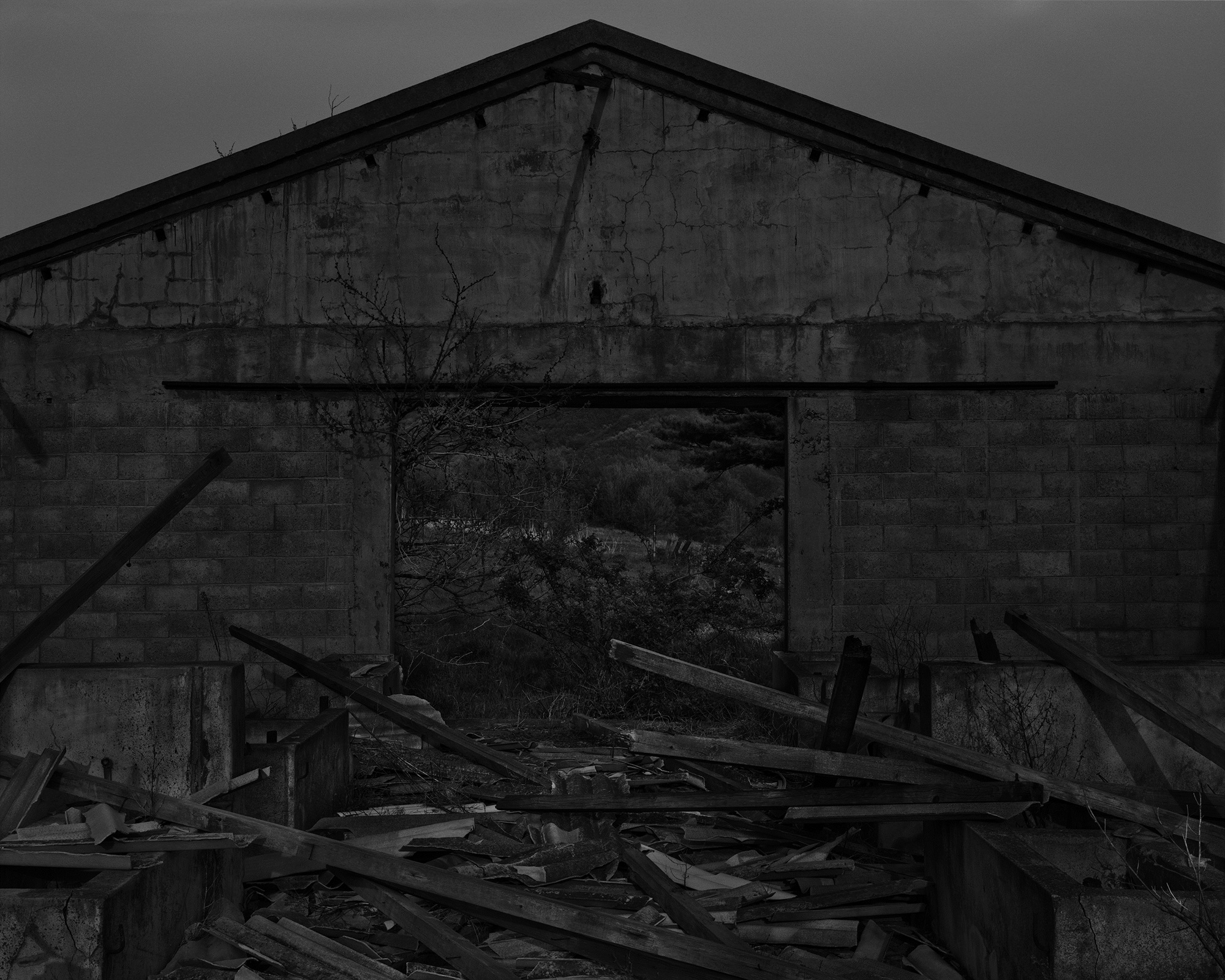 47_The white shaded backyard_Gyeongju_Archival Pigment Print_70 x 56 cm_Gun Young Lee_2013