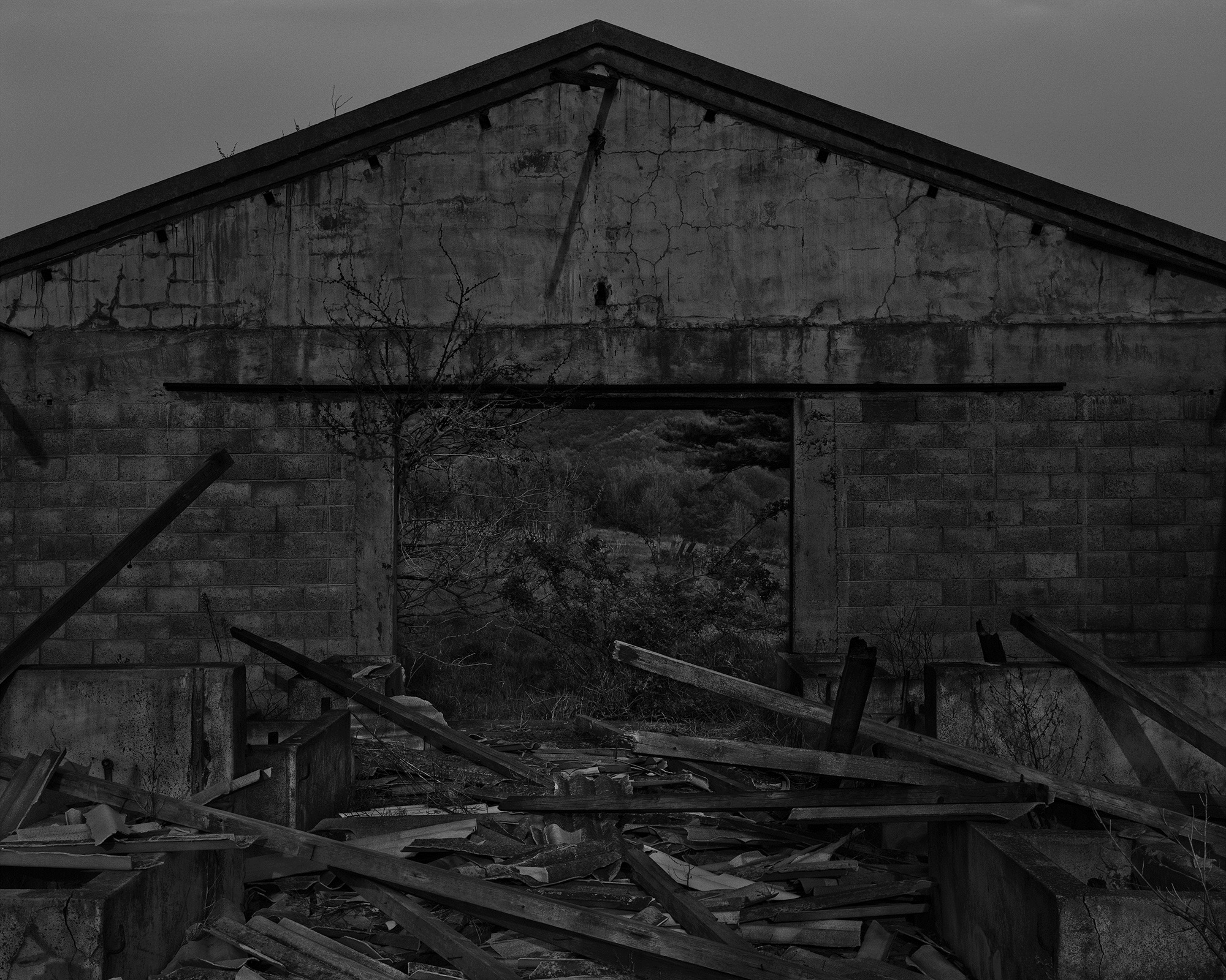 47_The white shaded backyard_Gyeongju_Archival Pigment Print_70 x 56 cm_Gun Young Lee_2013