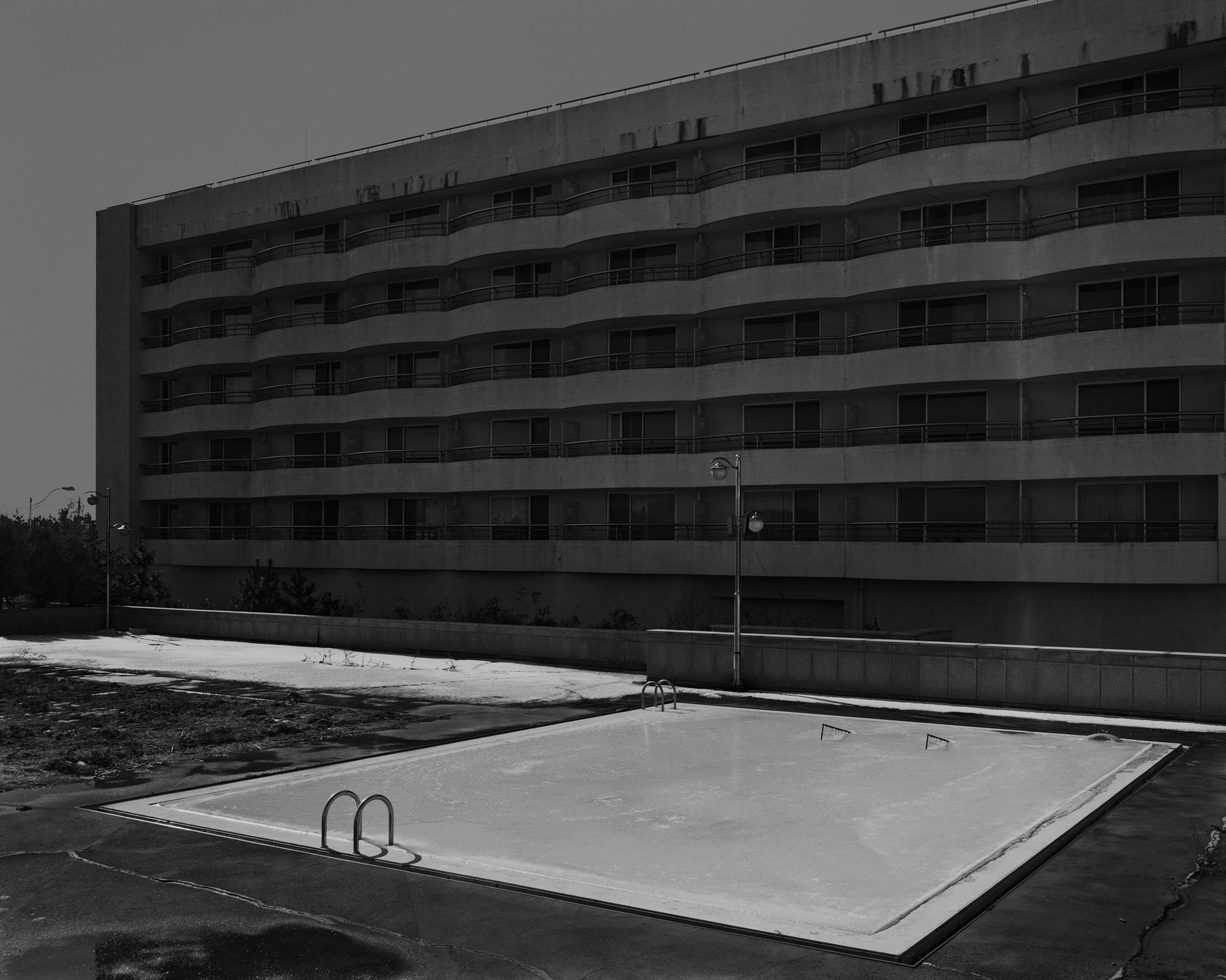 48_The white shaded backyard_Naksan_Archival Pigment Print_131.25 x 105 cm_Gun Young Lee_2013