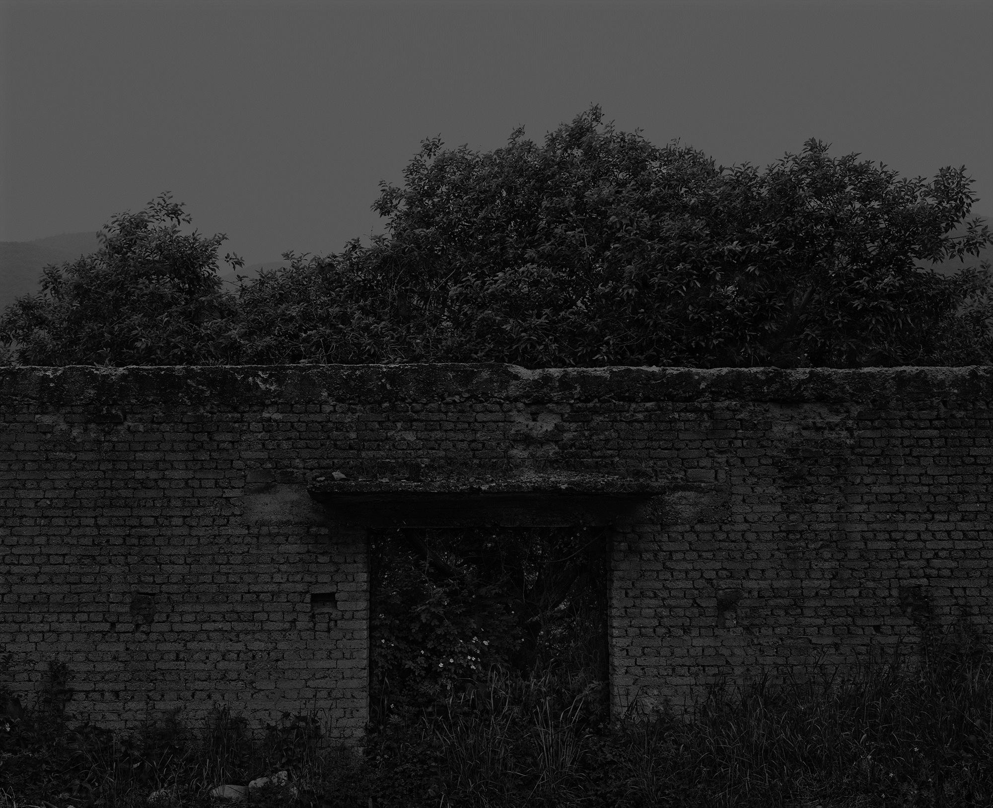 51_The white shaded backyard_Gyeongju_Archival Pigment Print_70 x 56 cm_Gun Young Lee_2013