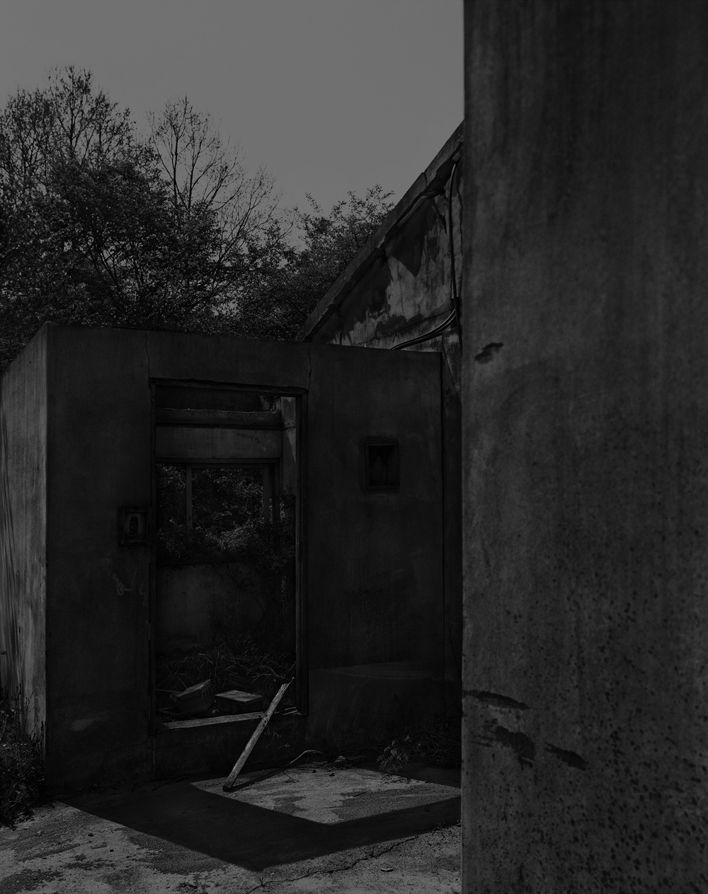 57_The white shaded backyard_Gyeongju_Archival Pigment Print_70 x 56 cm_Gun Young Lee_2013