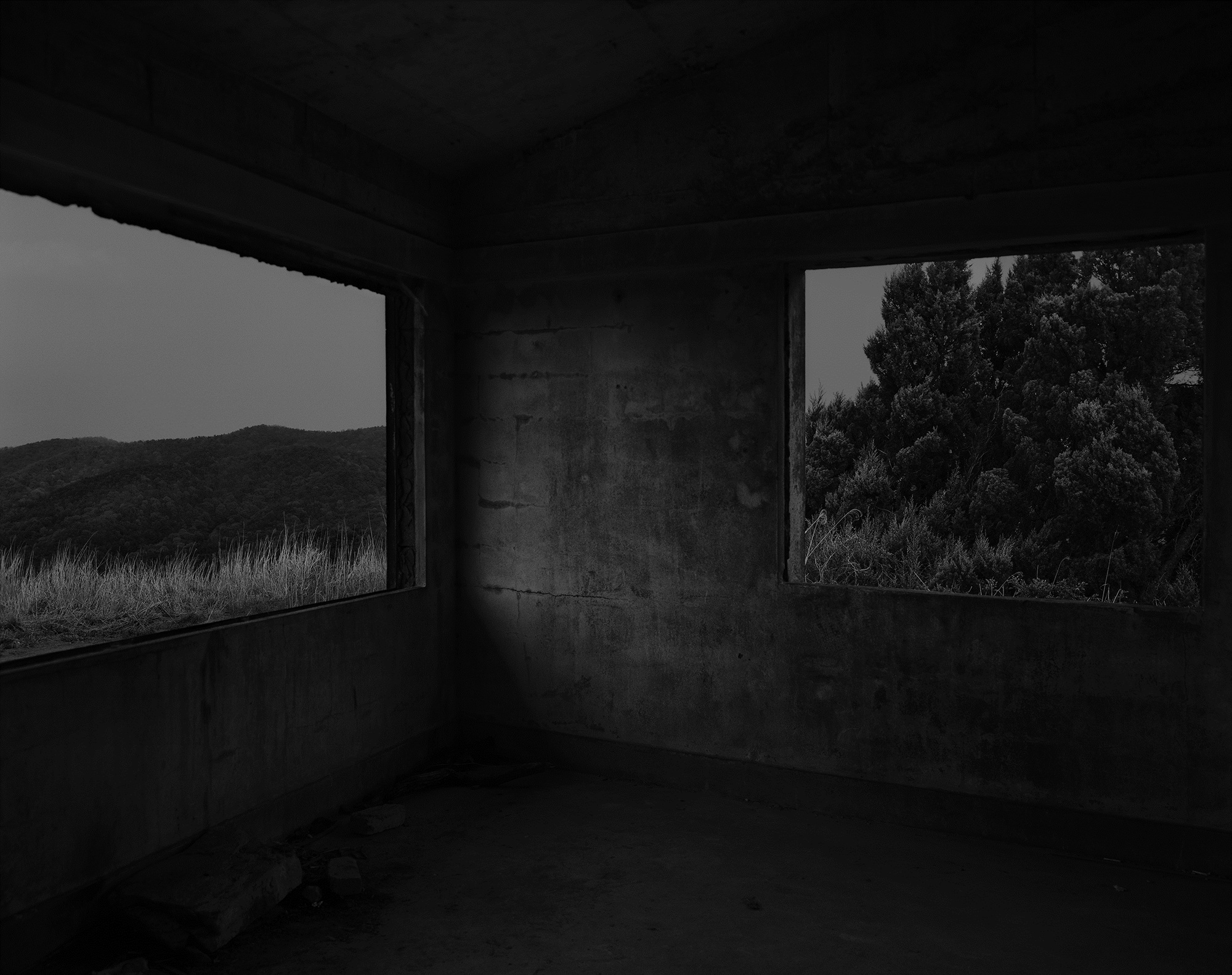 62_The white shaded backyard_Gyeongju_Archival Pigment Print_70 x 56 cm_Gun Young Lee_2013