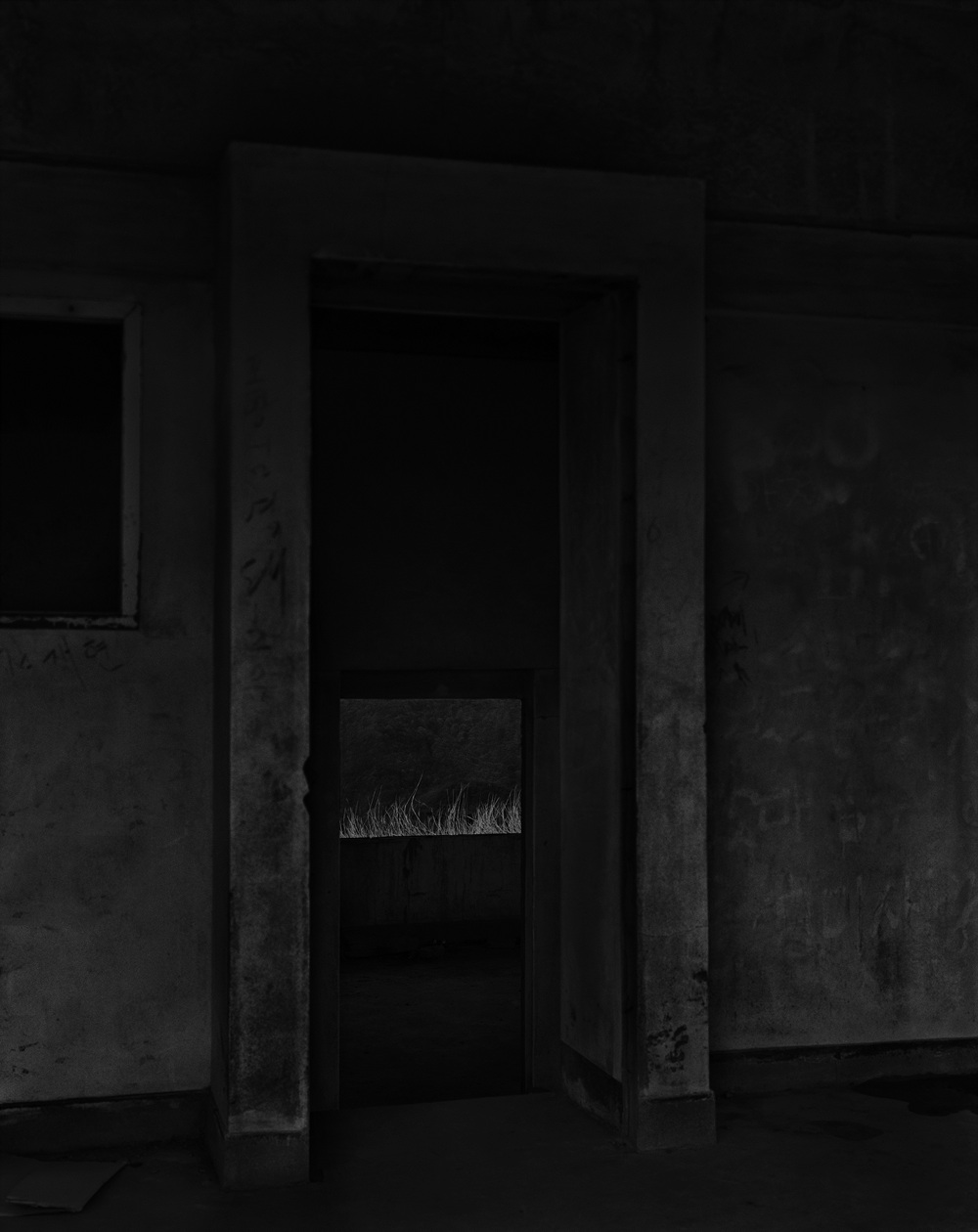 63_The white shaded backyard_Gyeongju_Archival Pigment Print_70 x 56 cm_Gun Young Lee_2013