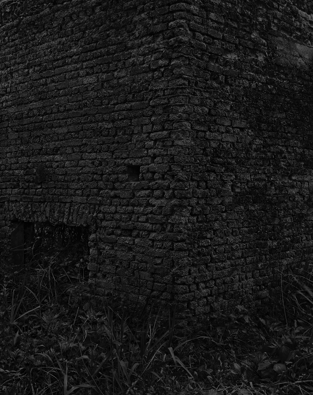 67_The white shaded backyard_Gyeongju_Archival Pigment Print_70 x 56 cm_Gun Young Lee_2013