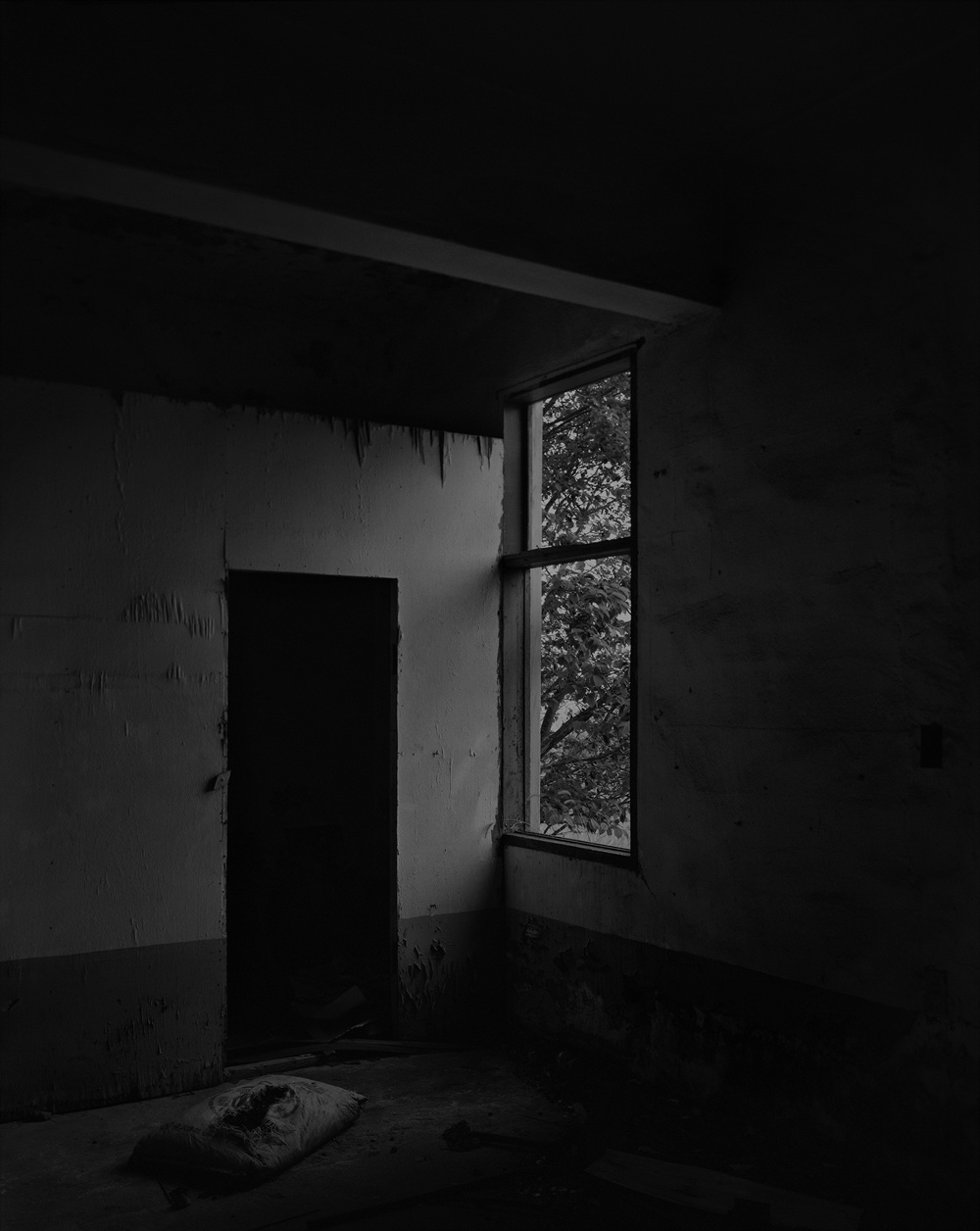 69_The white shaded backyard_Gyeongju_Archival Pigment Print_70 x 56 cm_Gun Young Lee_2013