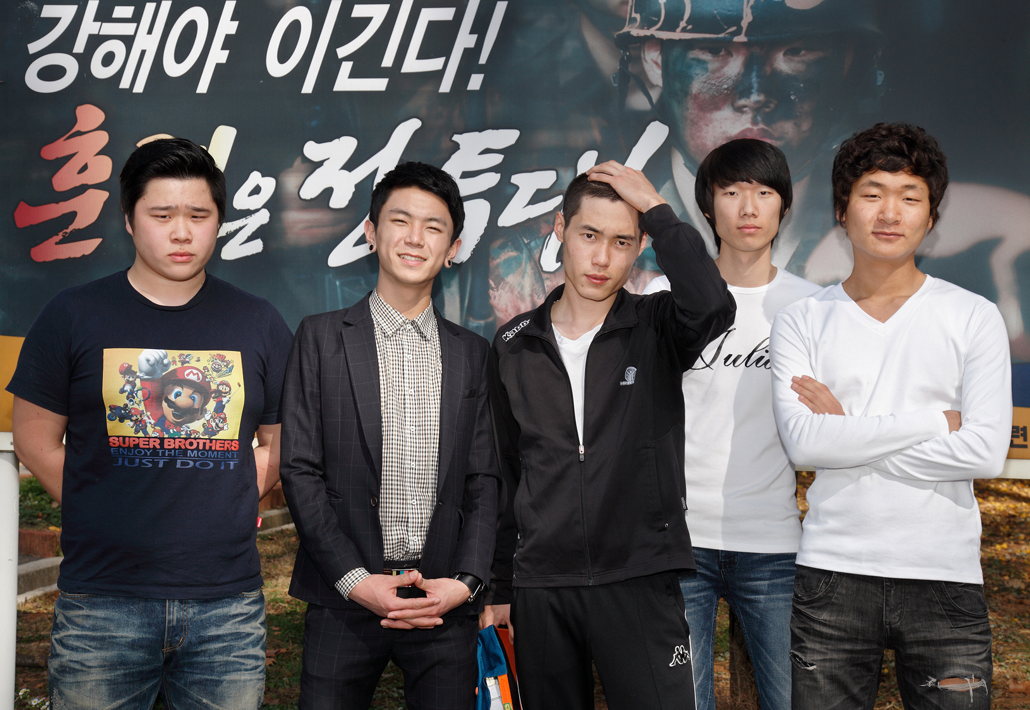 12mm#12-1, 논산훈련소, 김환희 김교민 한주혁 최인규 강상준, 20살, 2011.10.31, Pigment print, 69x100cm