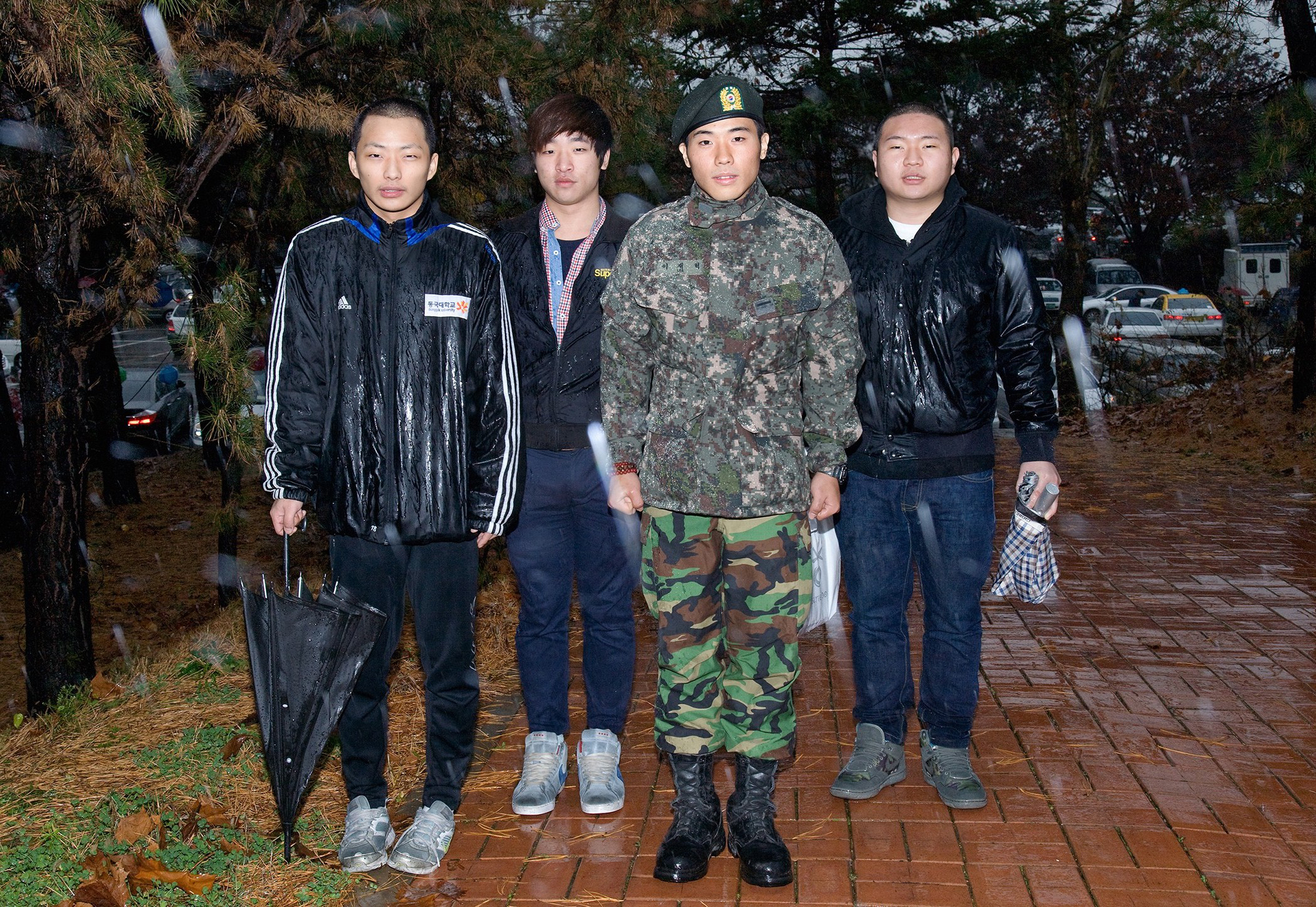 12mm#35-2, 수료식, 이영식 유인상 이재혁 이호규, 20살, 2011.11.30, Pigment print, 69x100cm