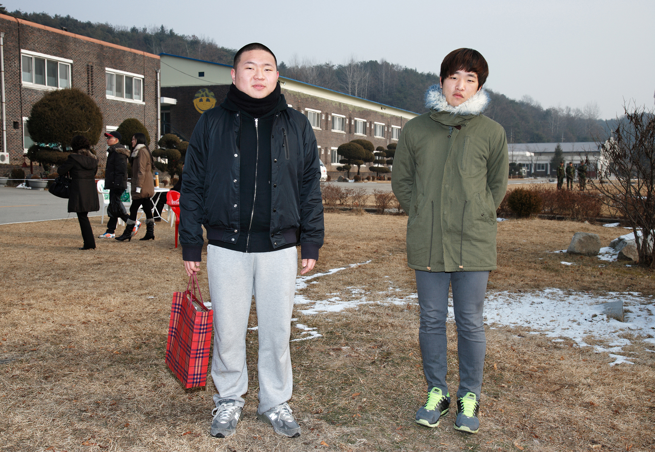 12mm#35-4, 춘천102보충대, 이호규 유인상, 21살, 2012.01.03, Pigment print, 69x100cm