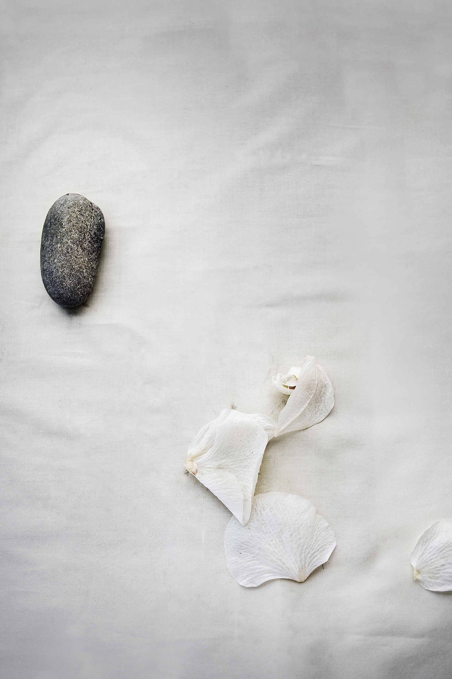 돌 하나, 41x61cm, pigment print, 2006