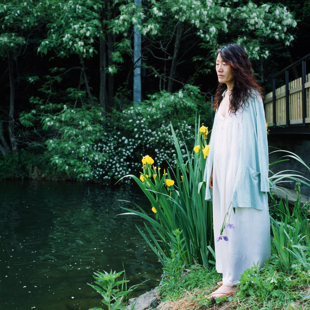 139 2005 A flower shakes Her