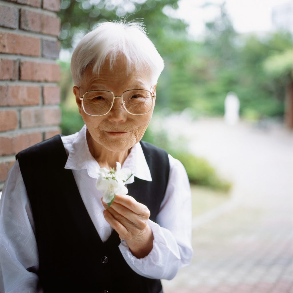 148 2005 A fiower shakes Her